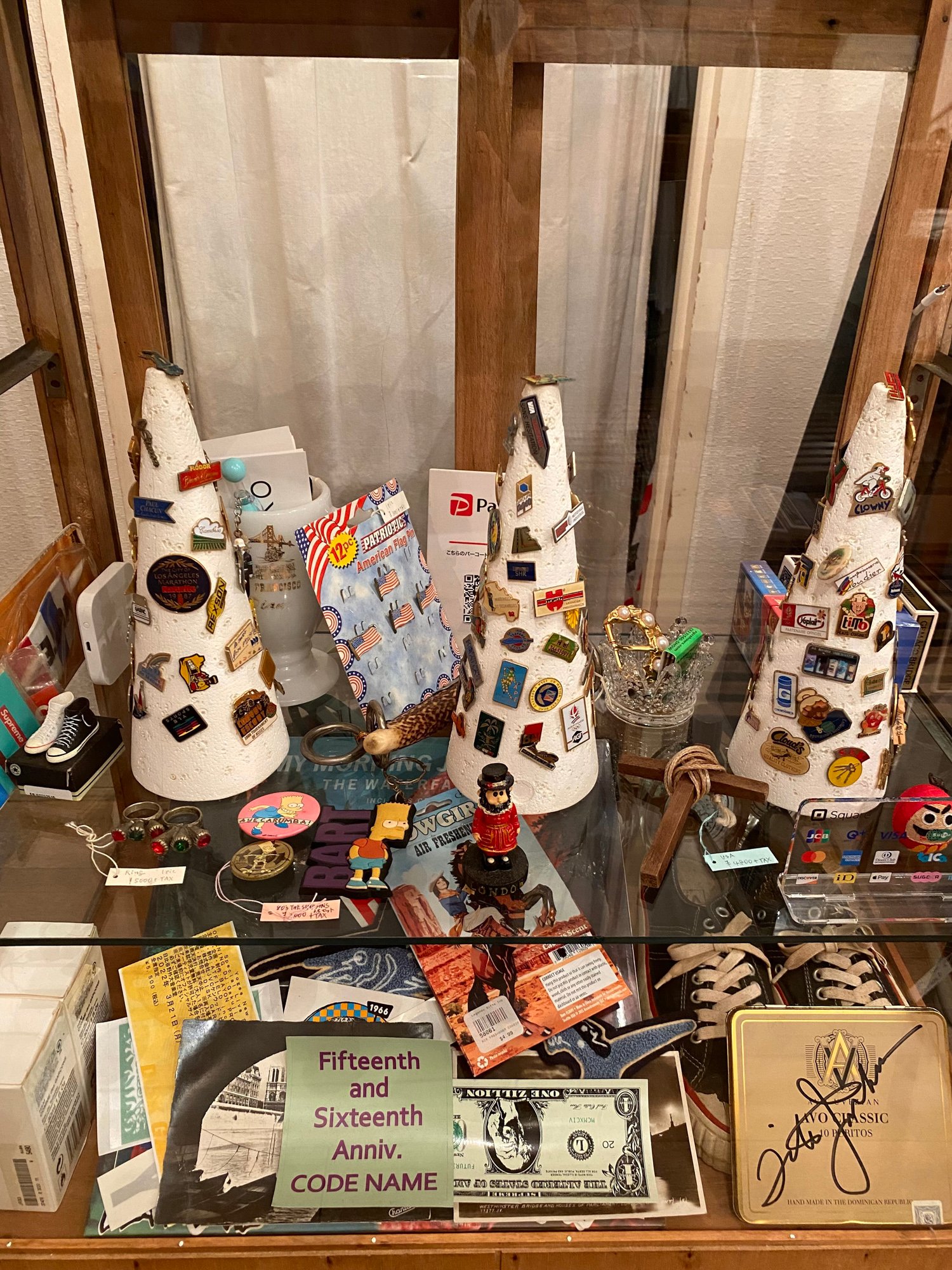 アクセサリーや雑貨が並んでいる古着屋「WILKO」の店内のディスプレイ