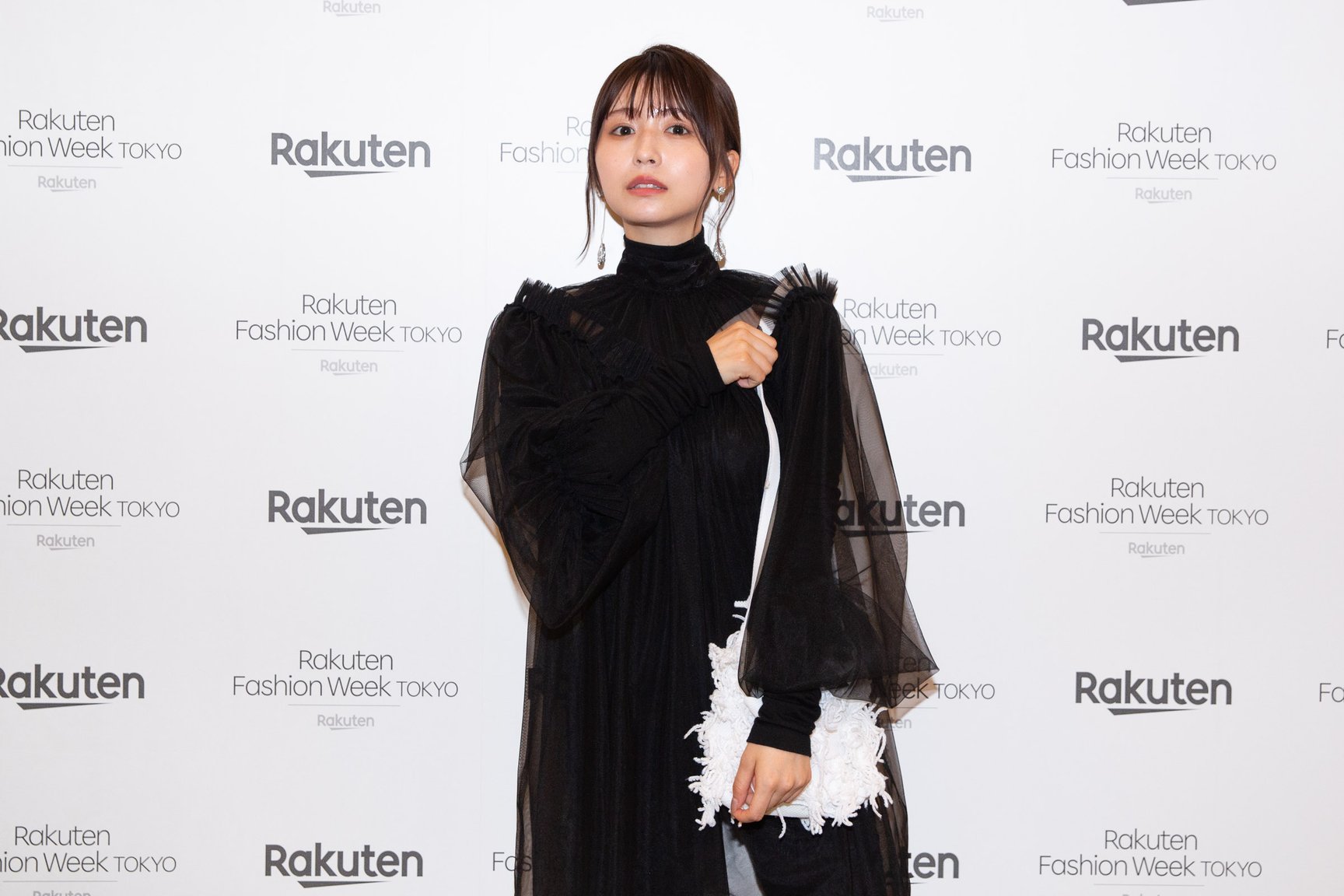 RakutenFWT2023S/S公式エコバッグを着用した長濱ねる