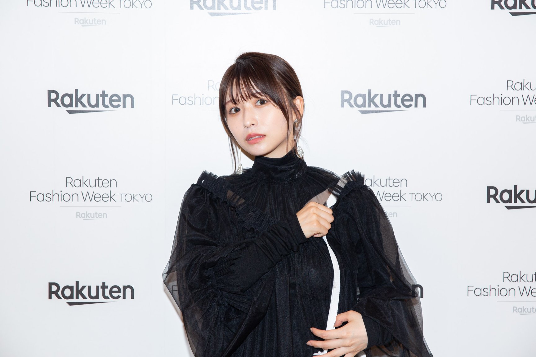 RakutenFWT2023S/S公式エコバッグを着用した長濱ねる