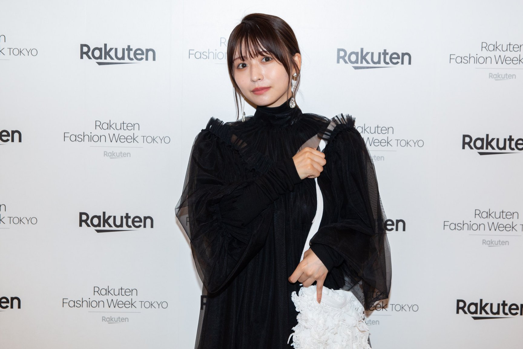 RakutenFWT2023S/S公式エコバッグを着用した長濱ねる