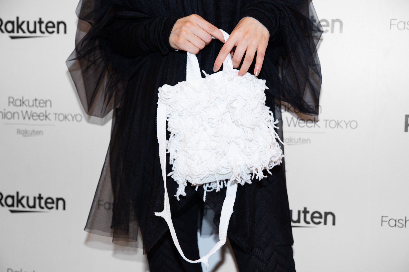 RakutenFWT2023S/S公式エコバッグを着用した長濱ねる