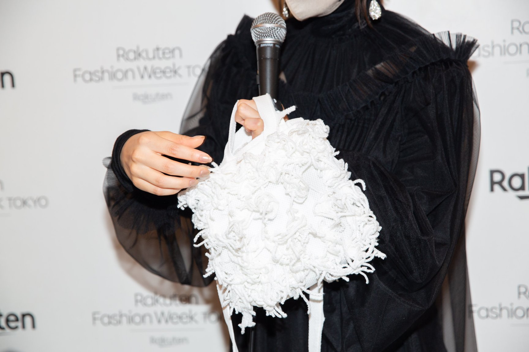 RakutenFWT2023S/S公式エコバッグを着用した長濱ねる