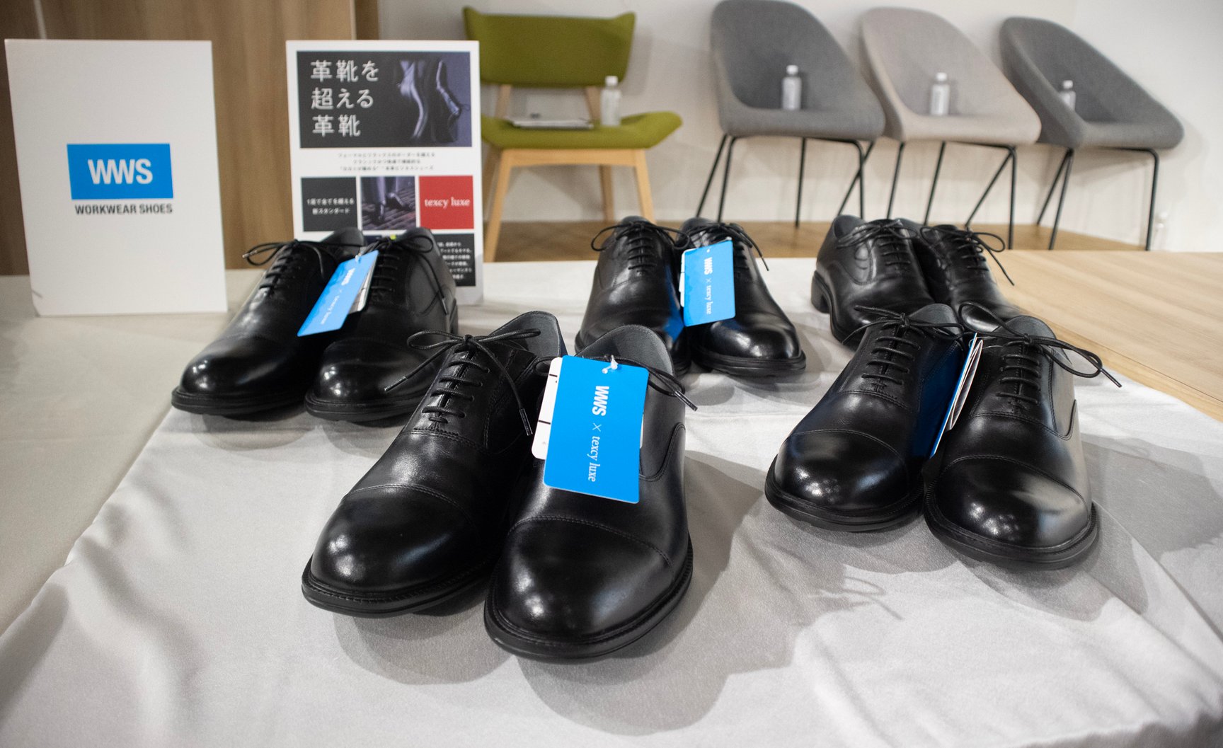 オアシスライフスタイルグループが発売した「カカトが踏める革靴」