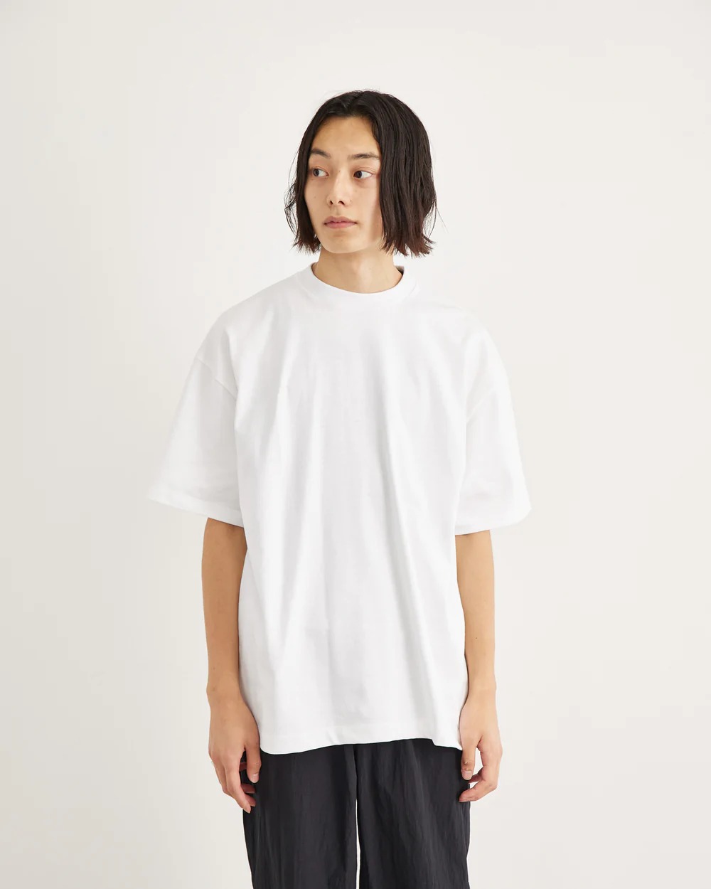 白Tを着用した男性モデル