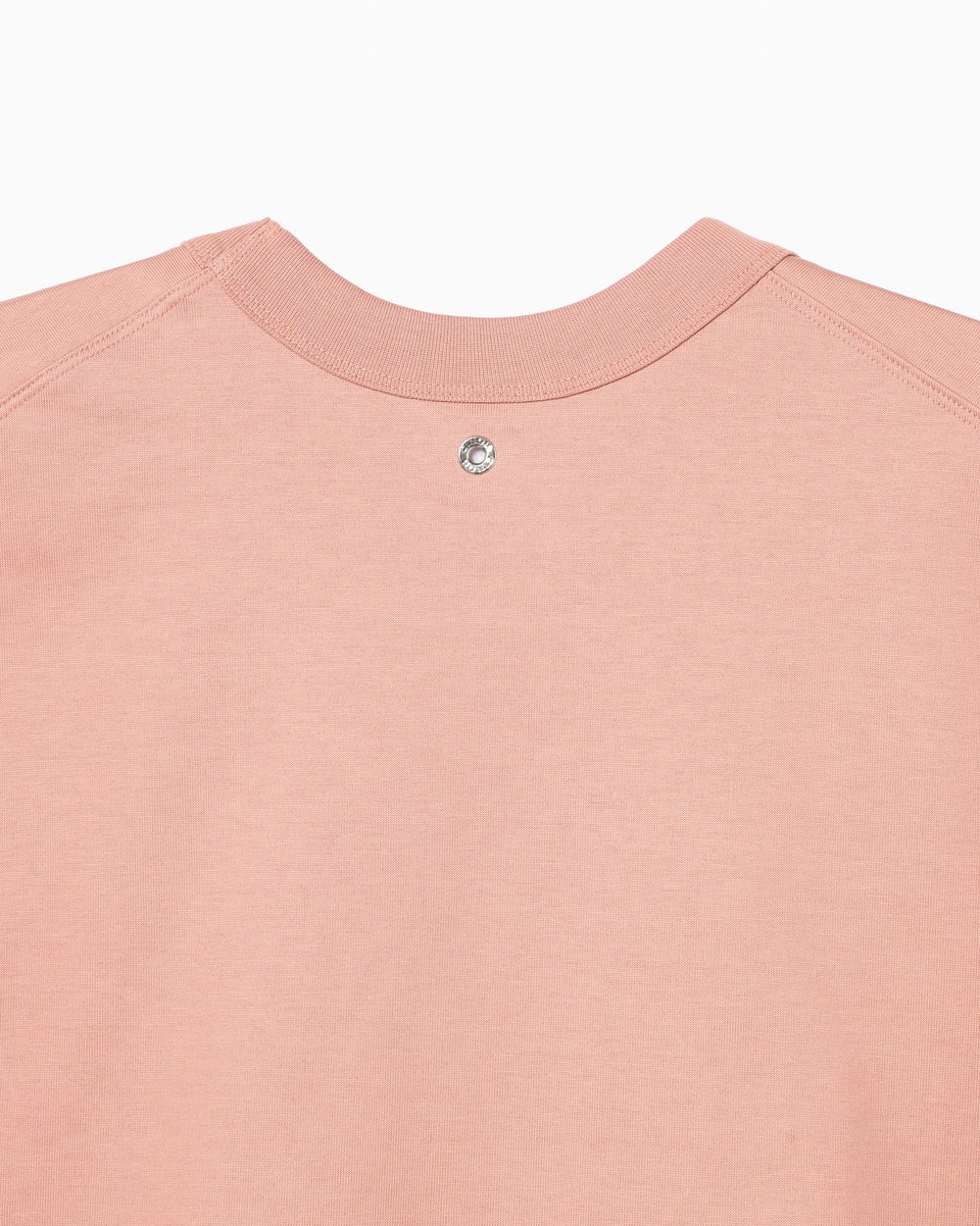 ピンクのTシャツの背面のハトメ