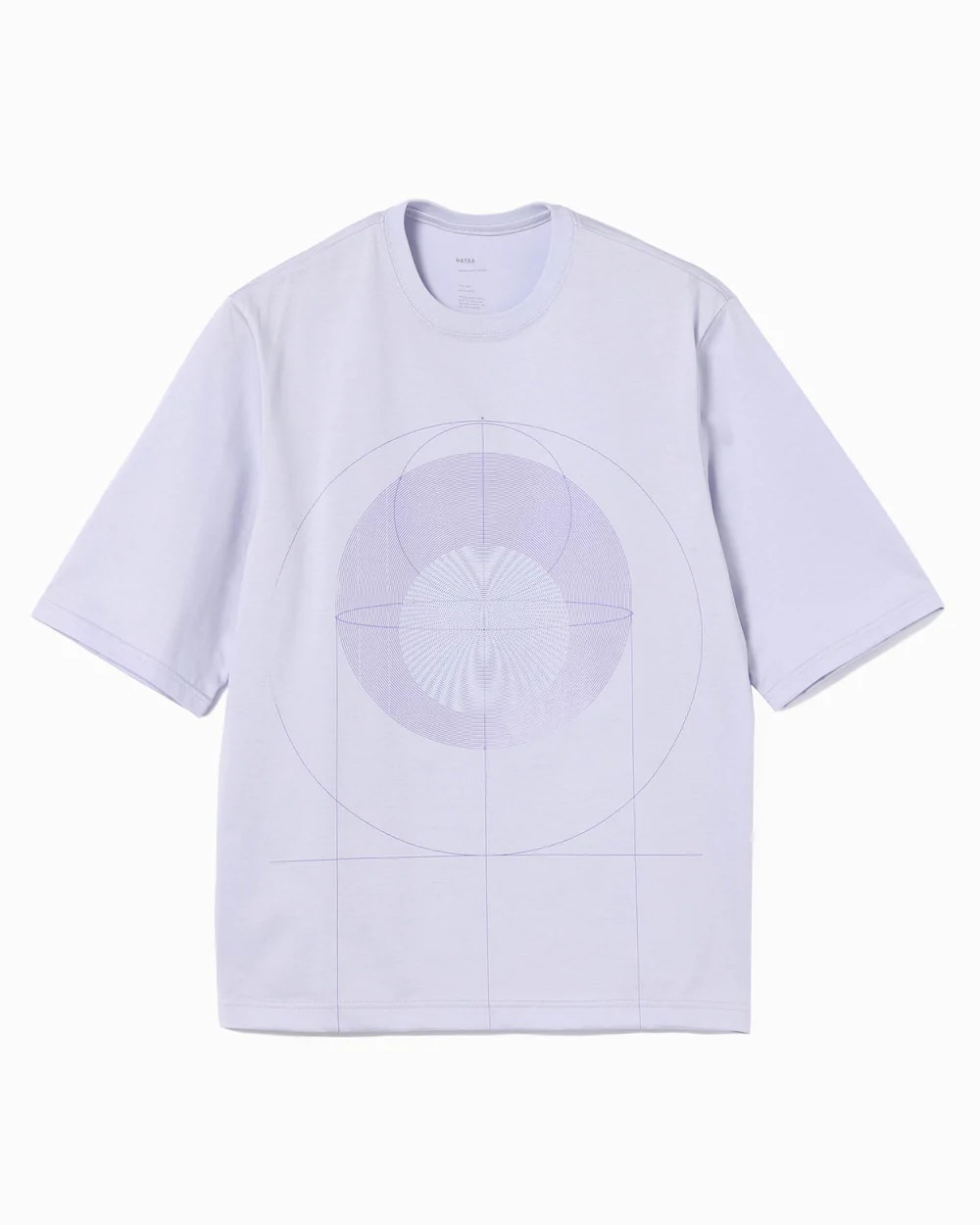 グラフィックがデザインされた紫色のTシャツ