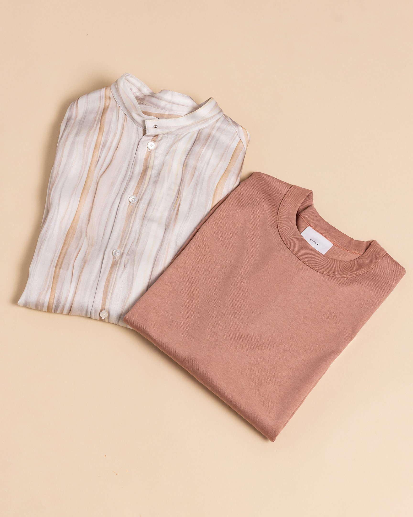 ピンクのストライプシャツとTシャツ