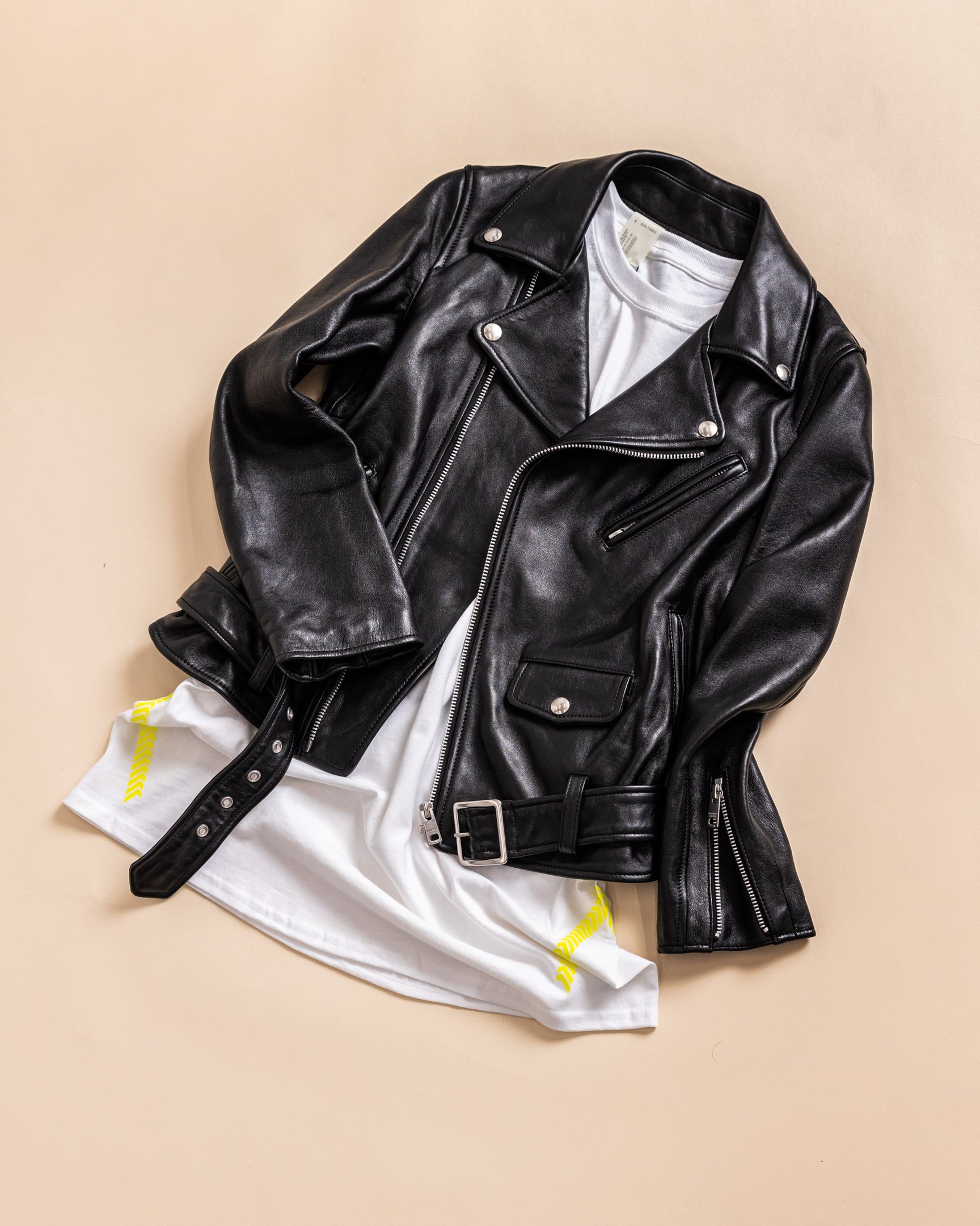 白Tに合わせたライダースジャケット