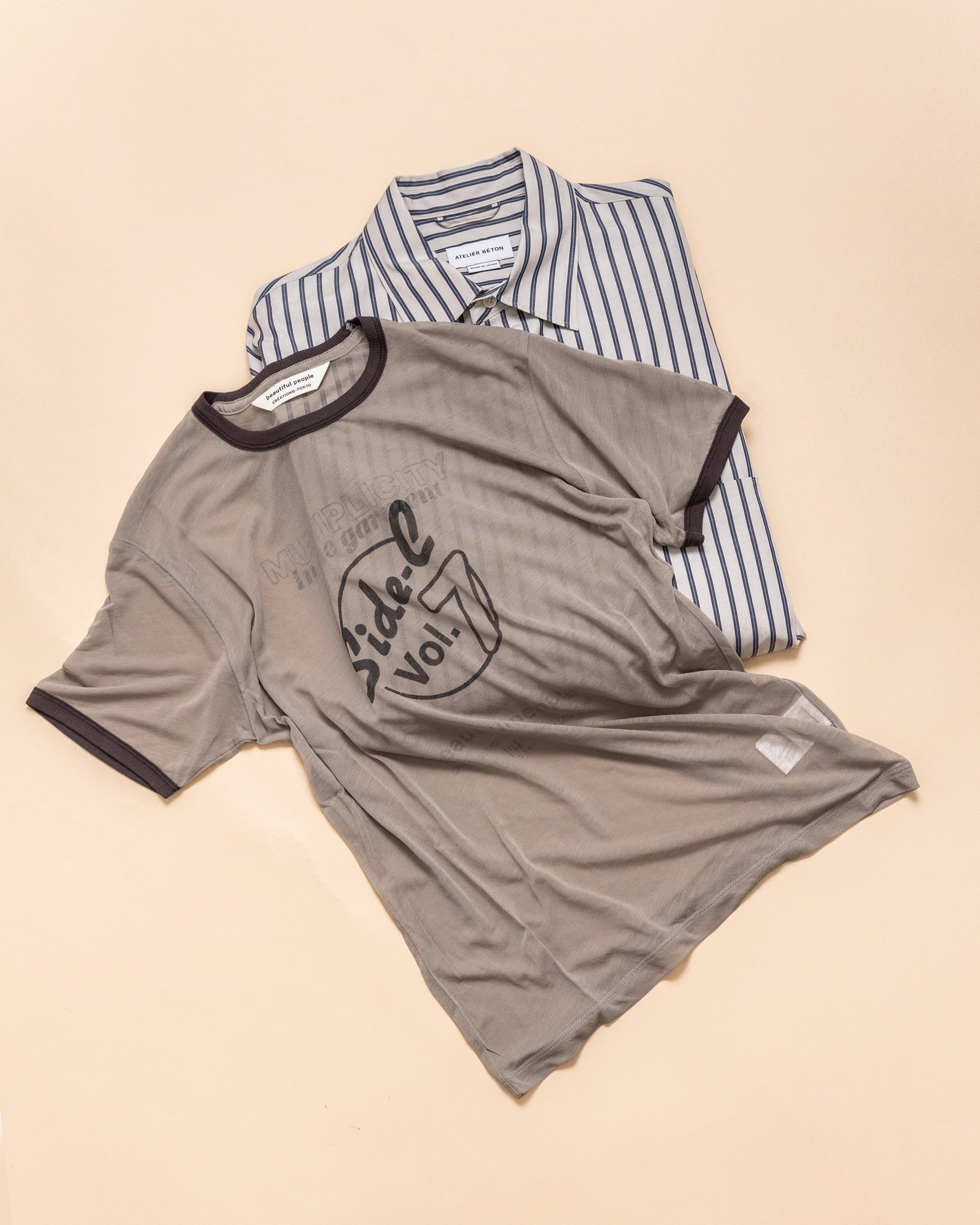 シースルーのリンガーTシャツと畳まれたストライプシャツ