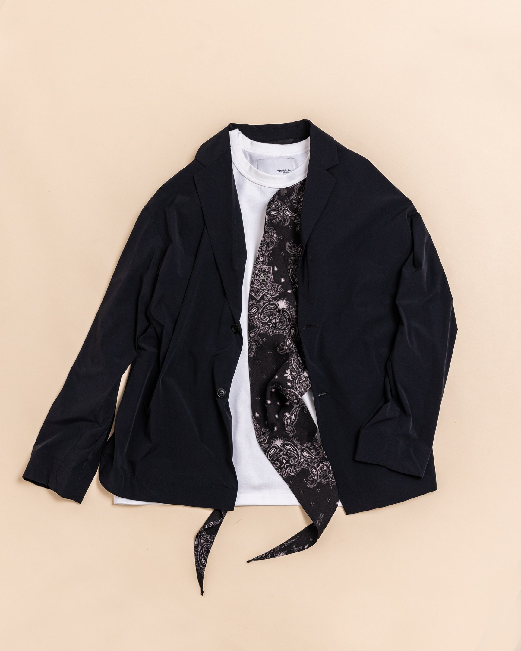 スカーフTシャツに黒いジャケットを羽織らせたルック