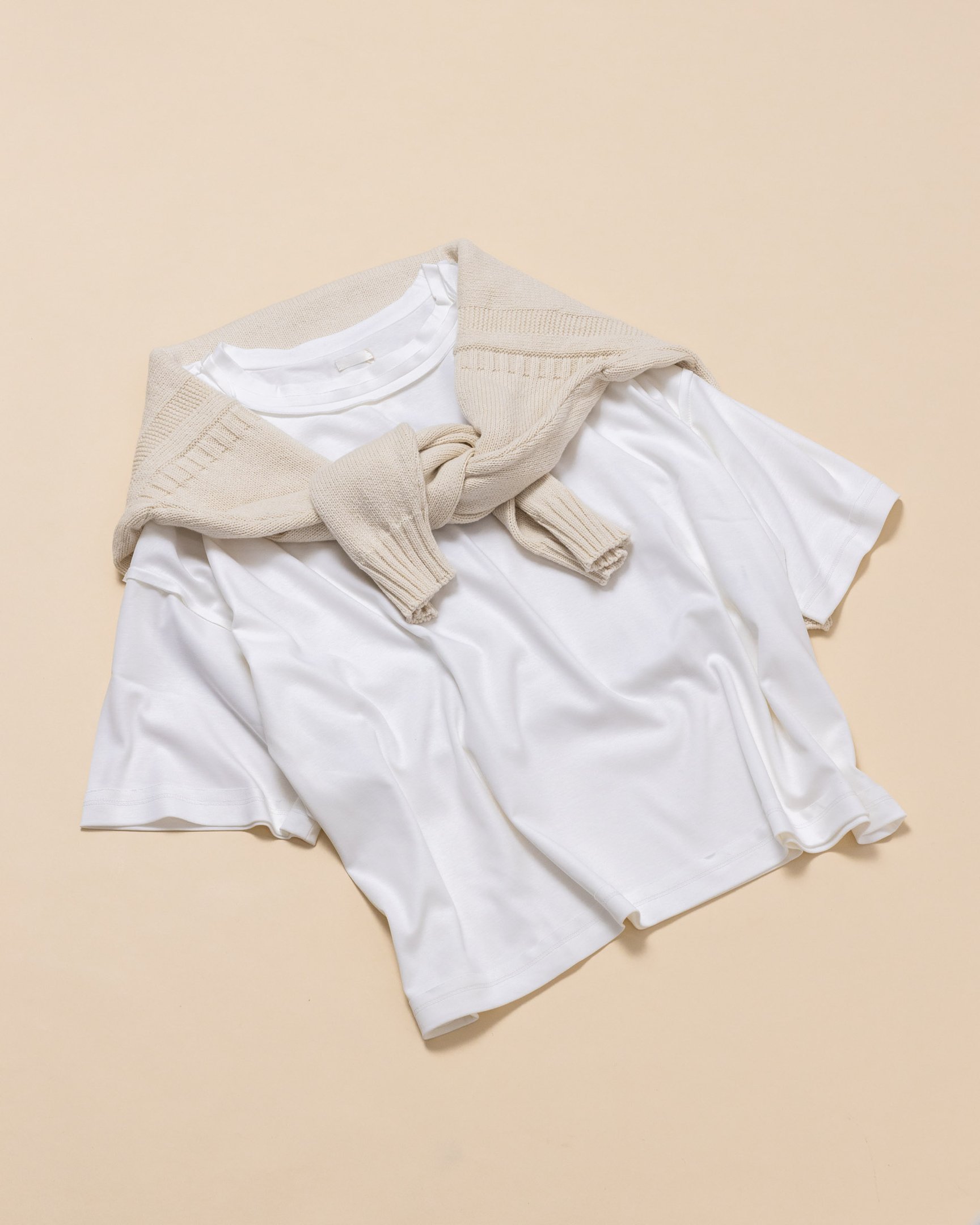 Tシャツにニットを肩がけ