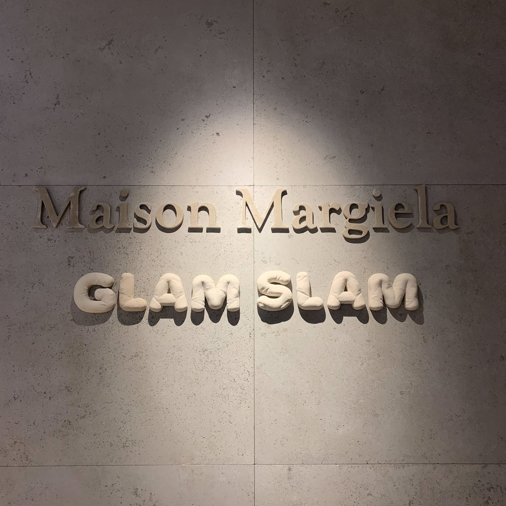 メゾン マルジェラ旗艦店の内部にあるロゴ