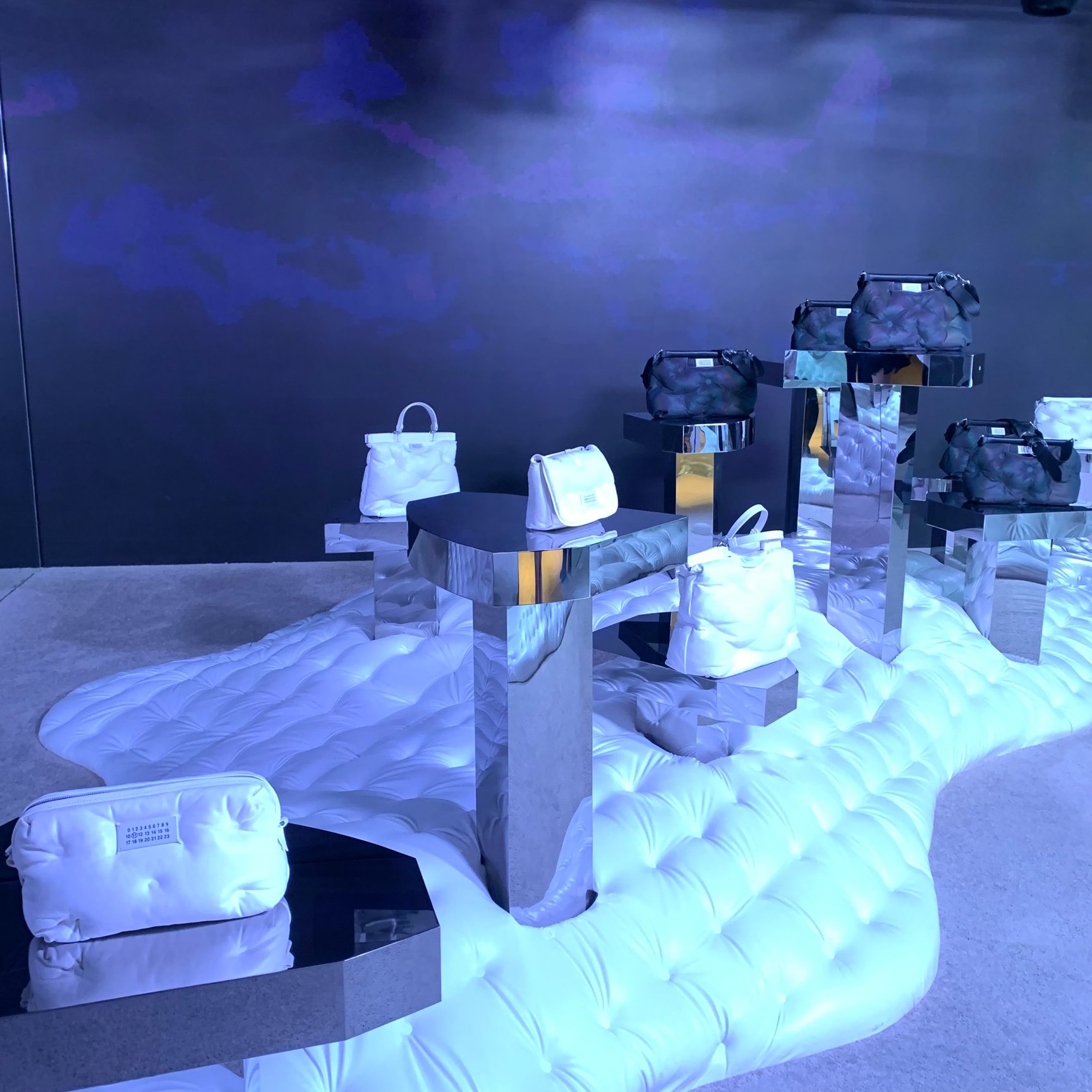 上海にあるメゾン マルジェラ旗艦店の内部