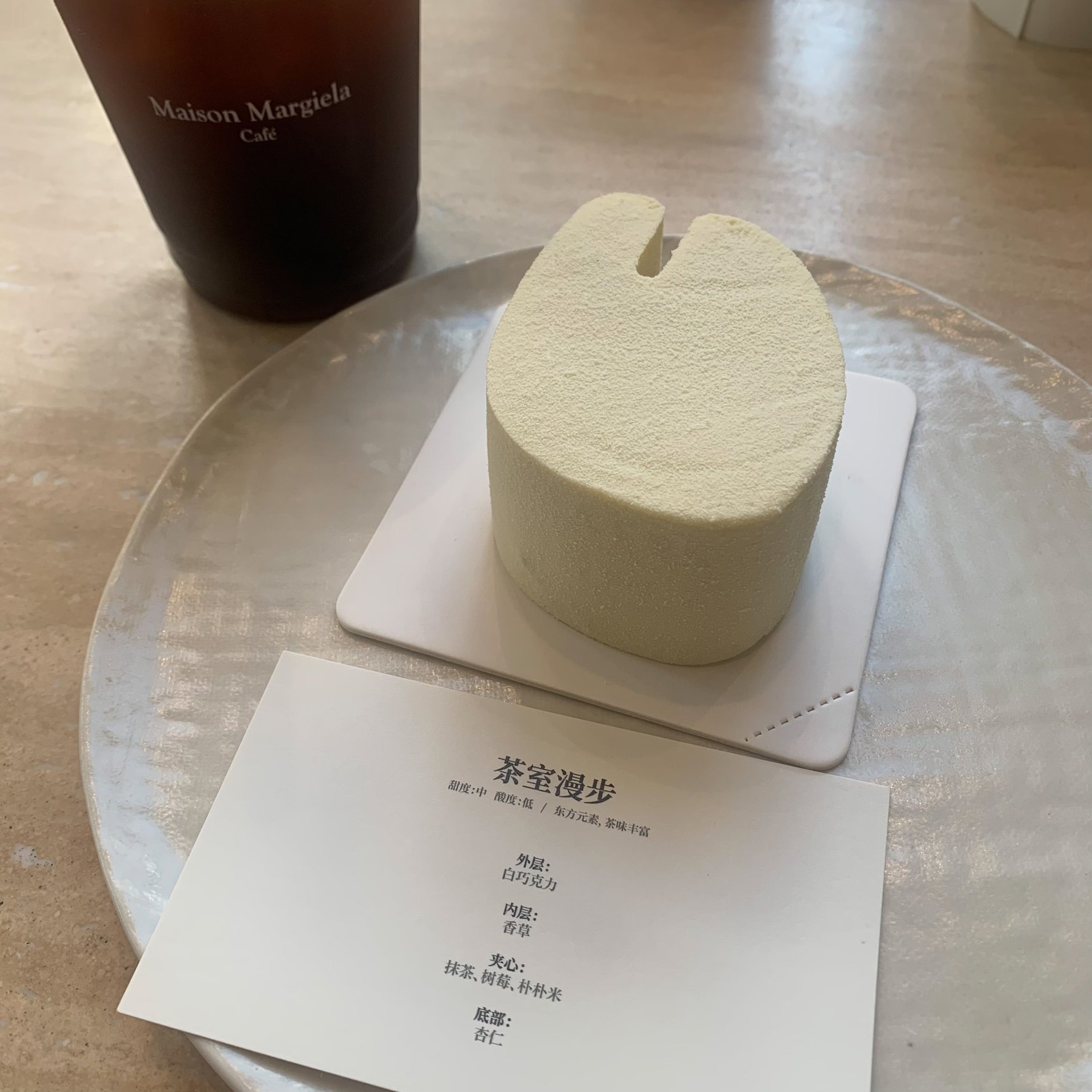 タビモチーフのケーキ