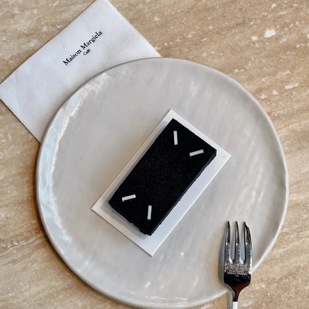 ステッチのモチーフが入ったマルジェラカフェのケーキ