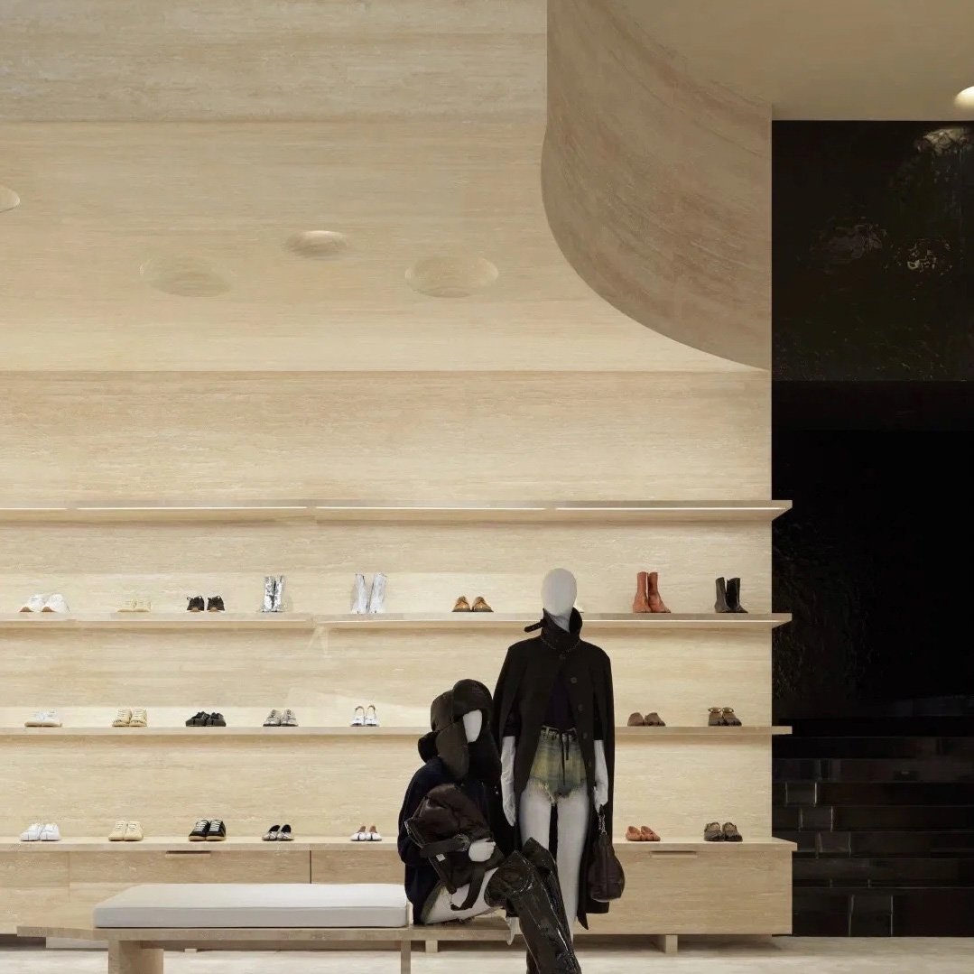 上海にあるメゾン マルジェラ旗艦店の内部