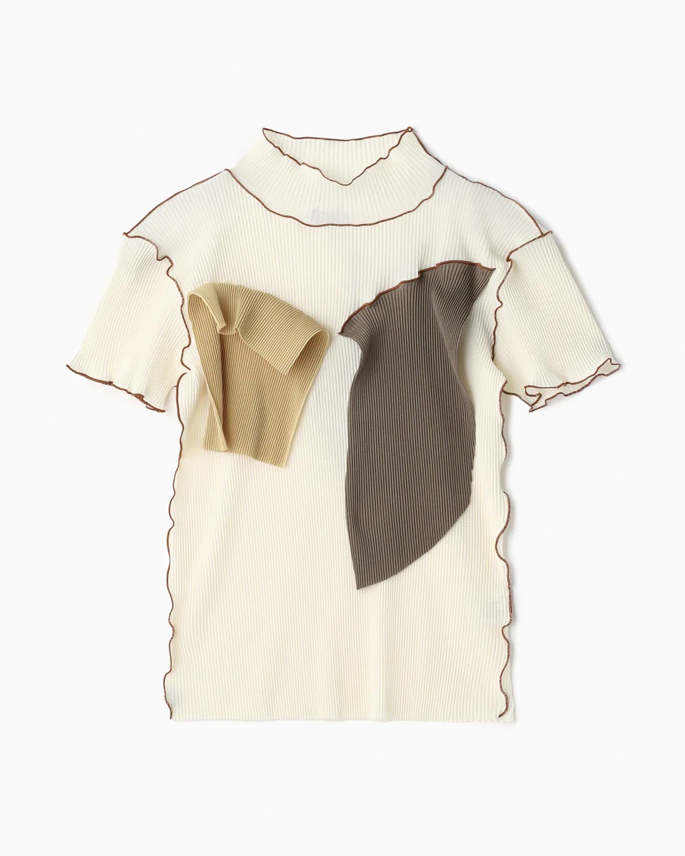 ホワイトのプリーツトップス