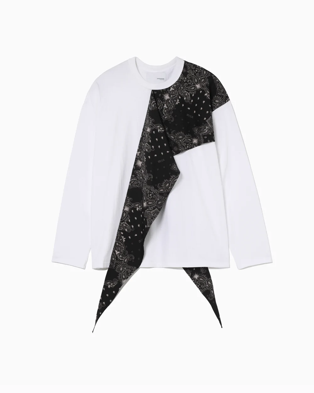 ブラックのペイズリースカーフが付属する白T