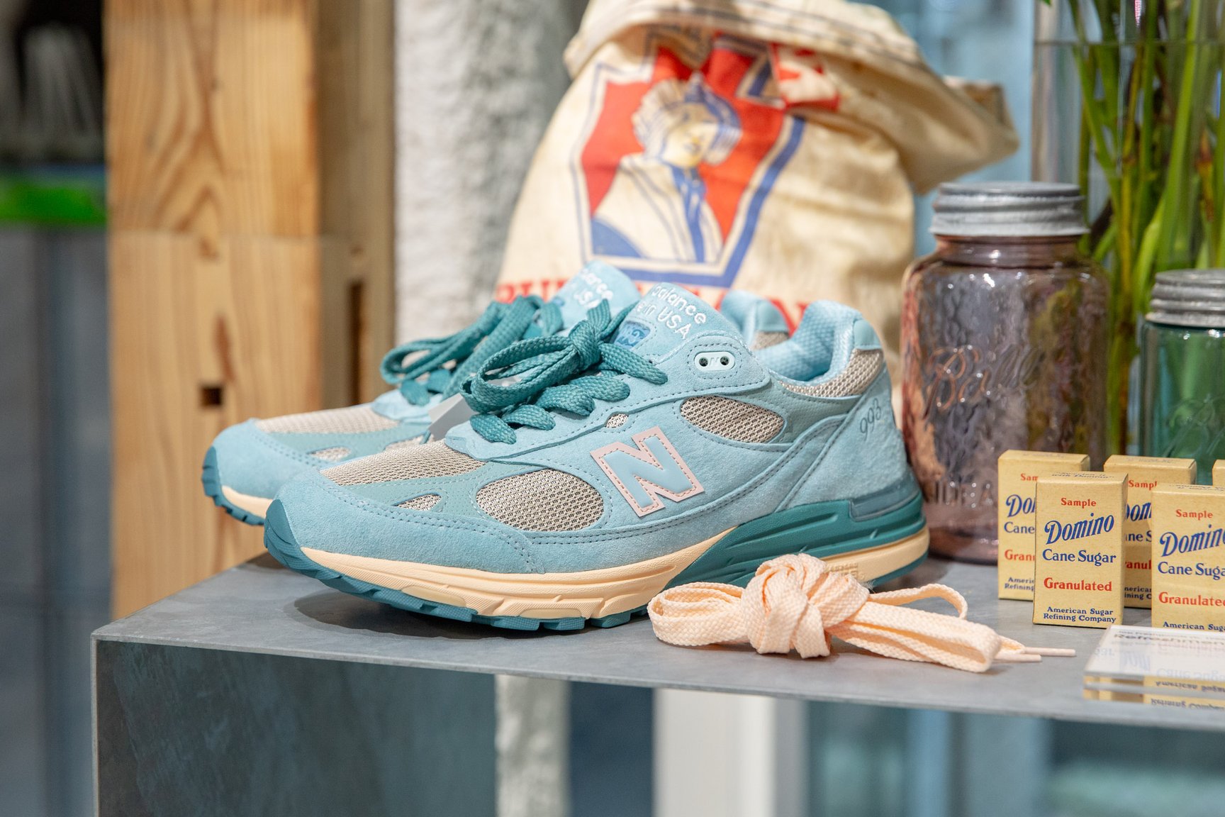 ジョー・フレッシュグッズとのコラボアイテムが並ぶT-HOUSE New Balanceの様子