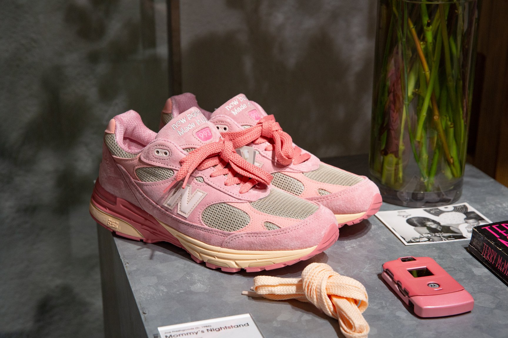 ジョー・フレッシュグッズとのコラボアイテムが並ぶT-HOUSE New Balanceの様子
