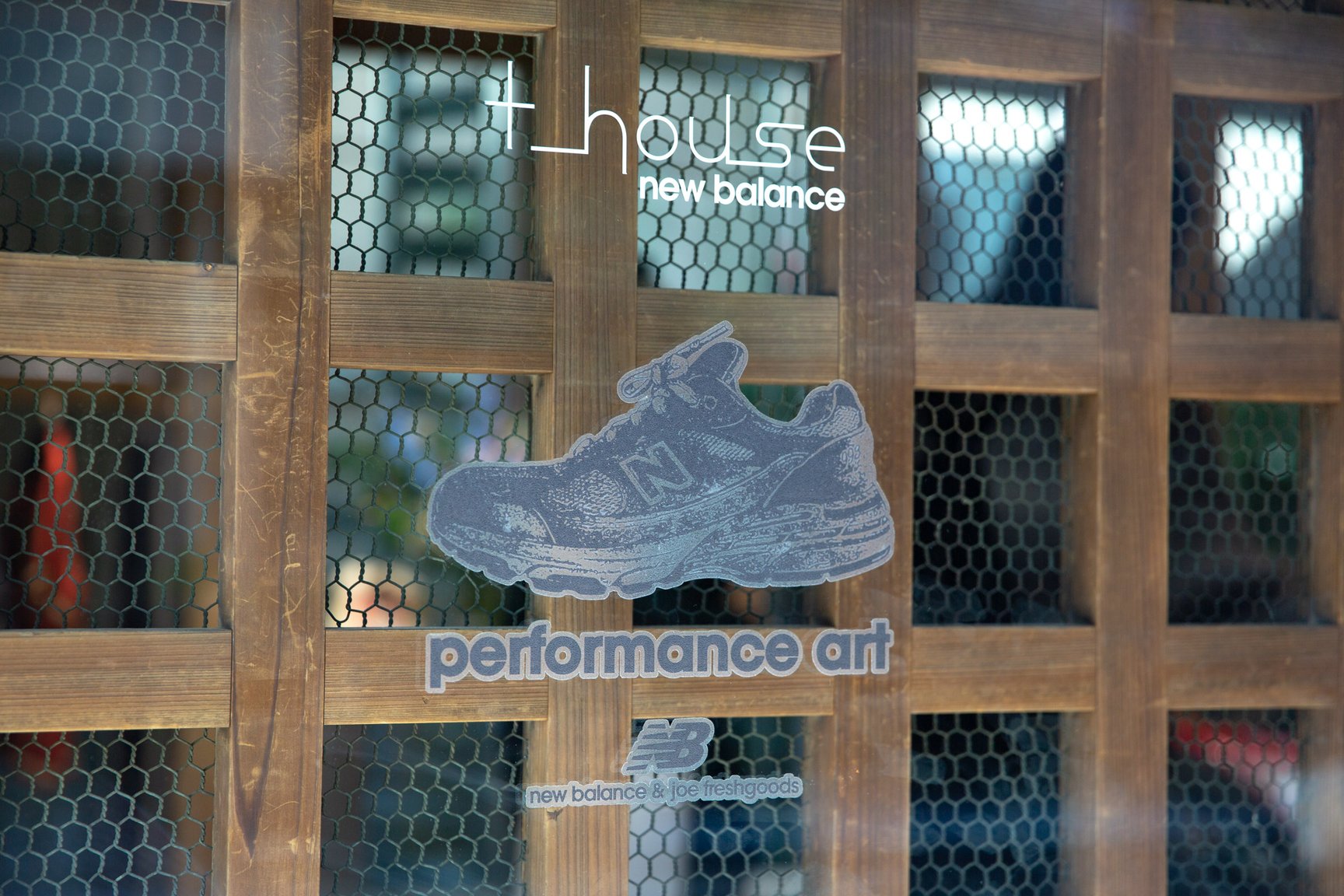 ジョー・フレッシュグッズとのコラボアイテムが並ぶT-HOUSE New Balanceの様子