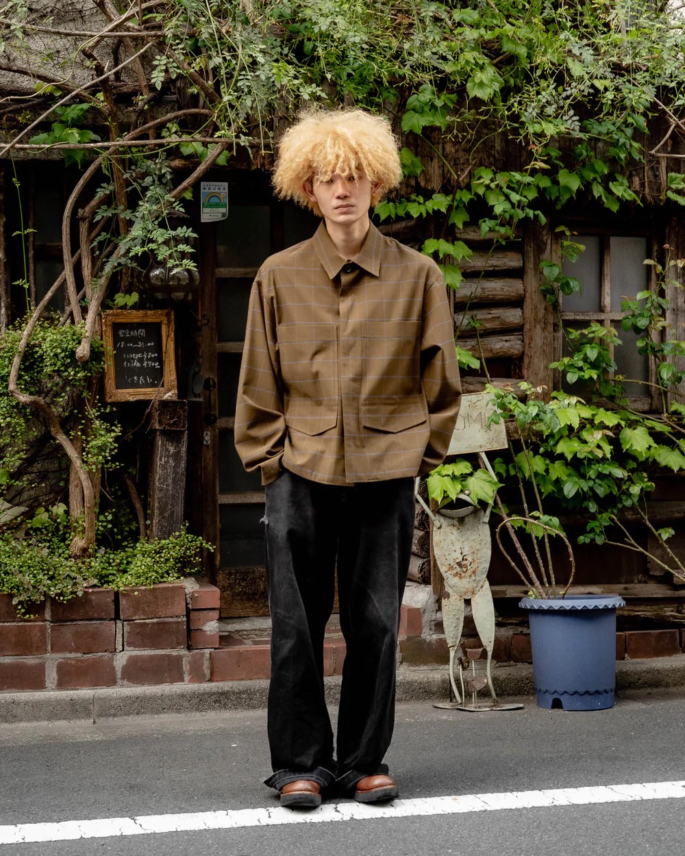 オリーブカラーのブルゾンを着た男性モデル
