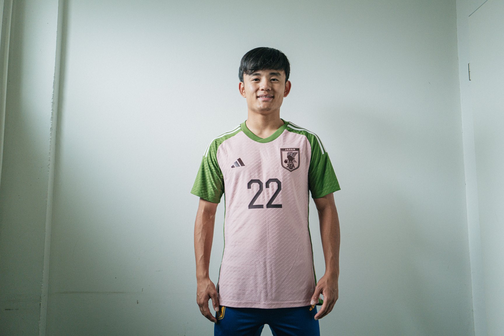 NIGO?が手掛けたサッカー日本代表スペシャルコレクションを着用する久保建英選手