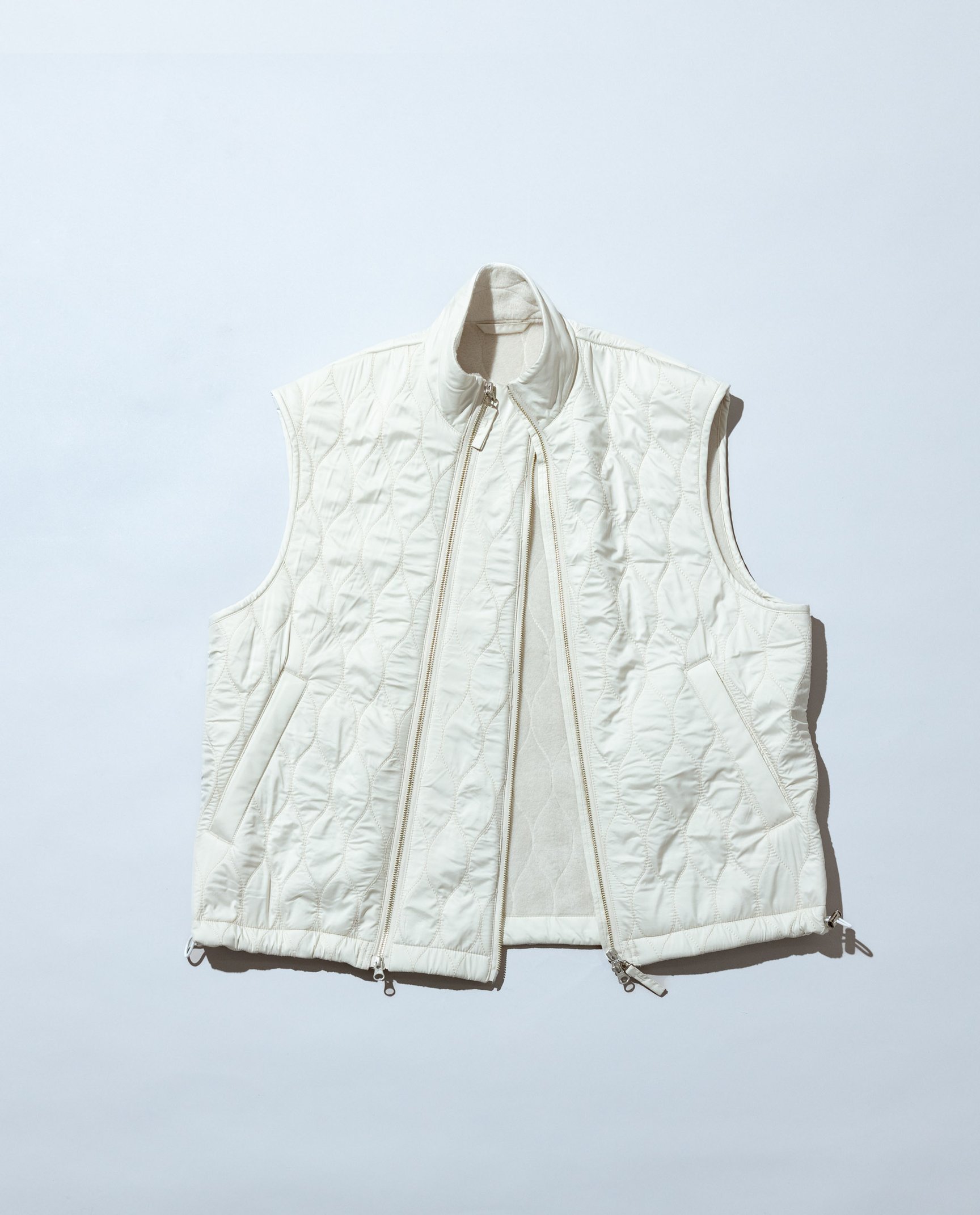 白のキルティングベスト