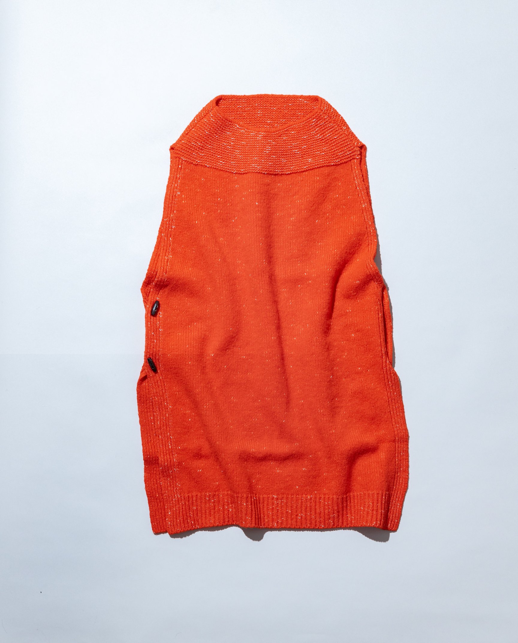 朱色のニットベスト