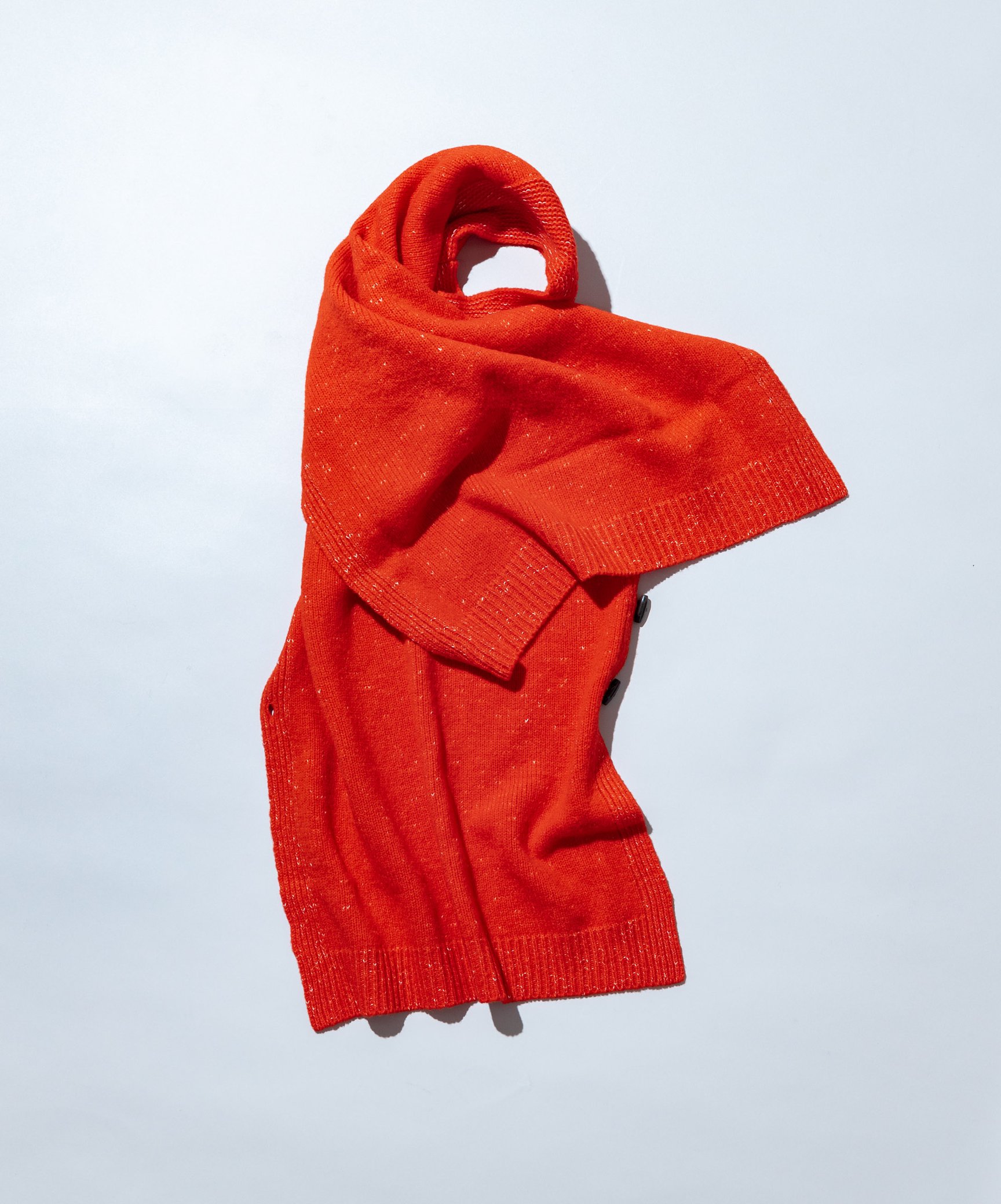 朱色のニットベスト