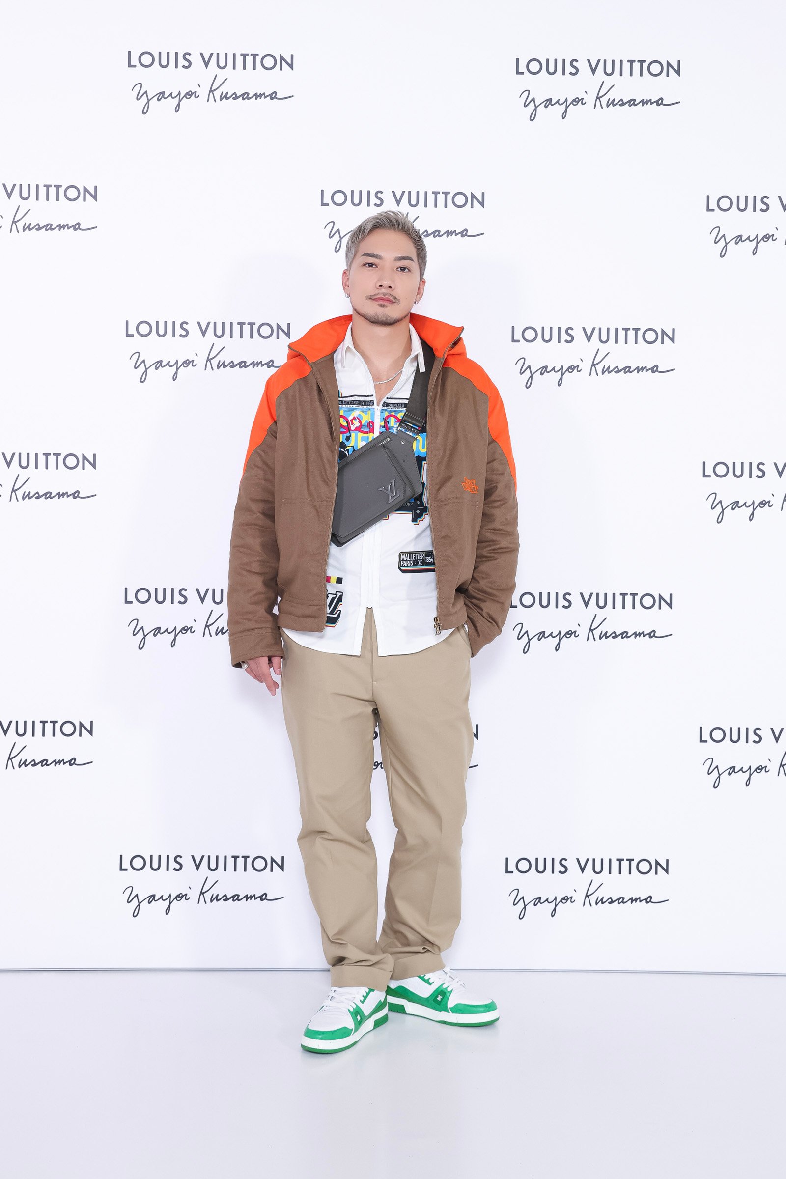 ポーズをとるモデル