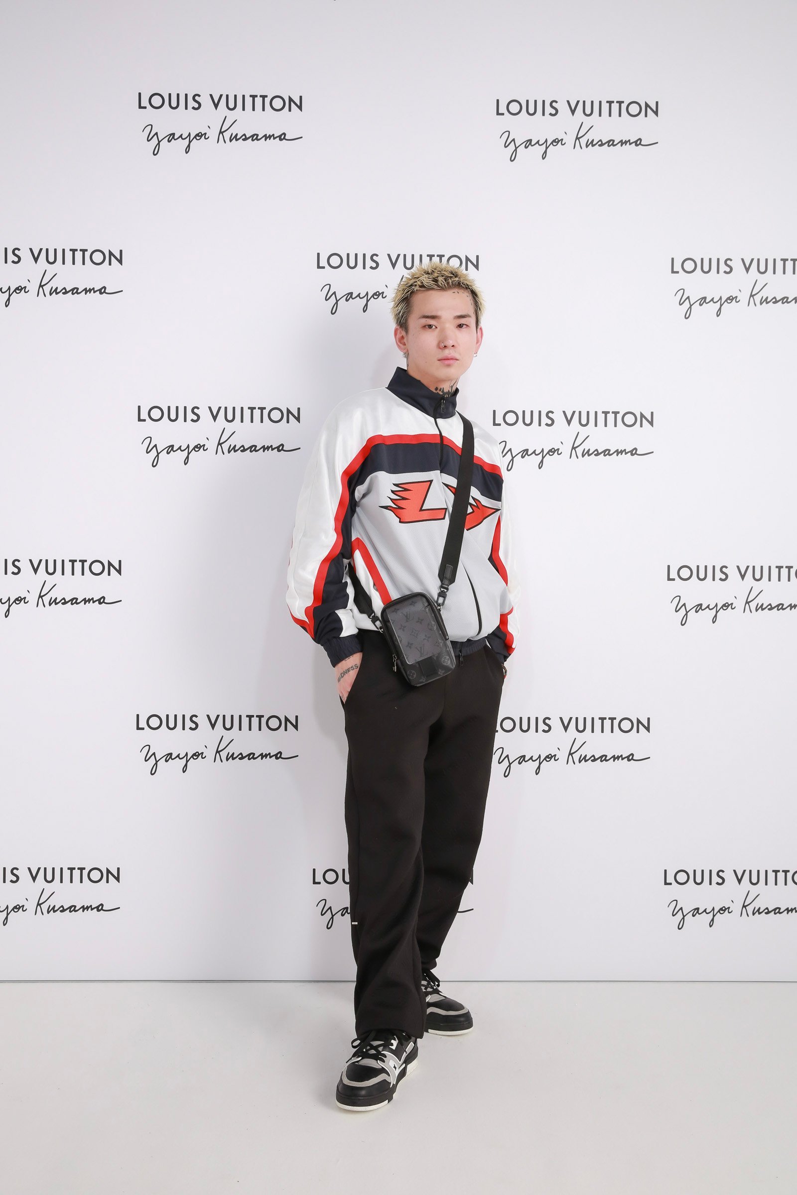 ポーズをとるモデル