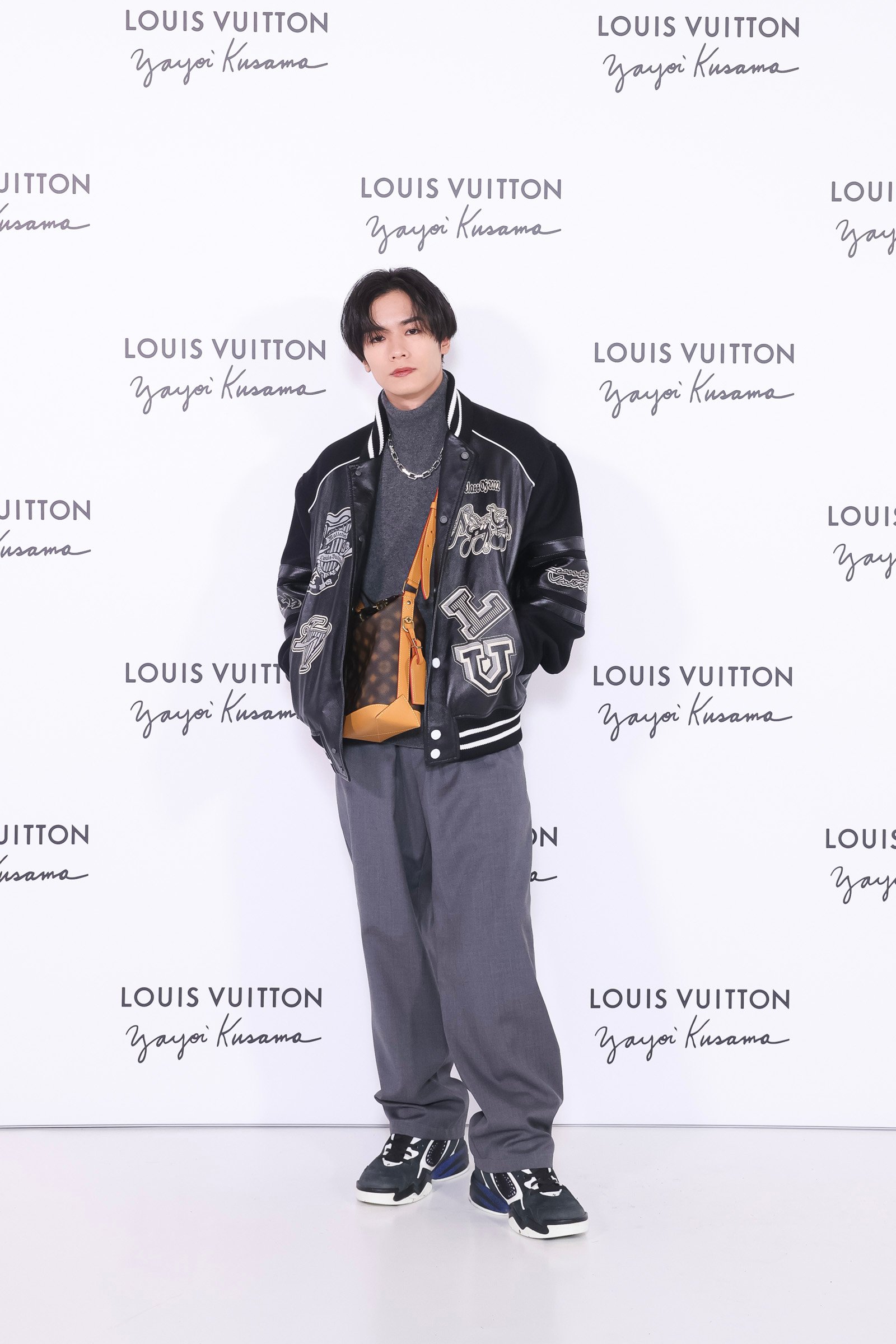 ポーズをとるモデル