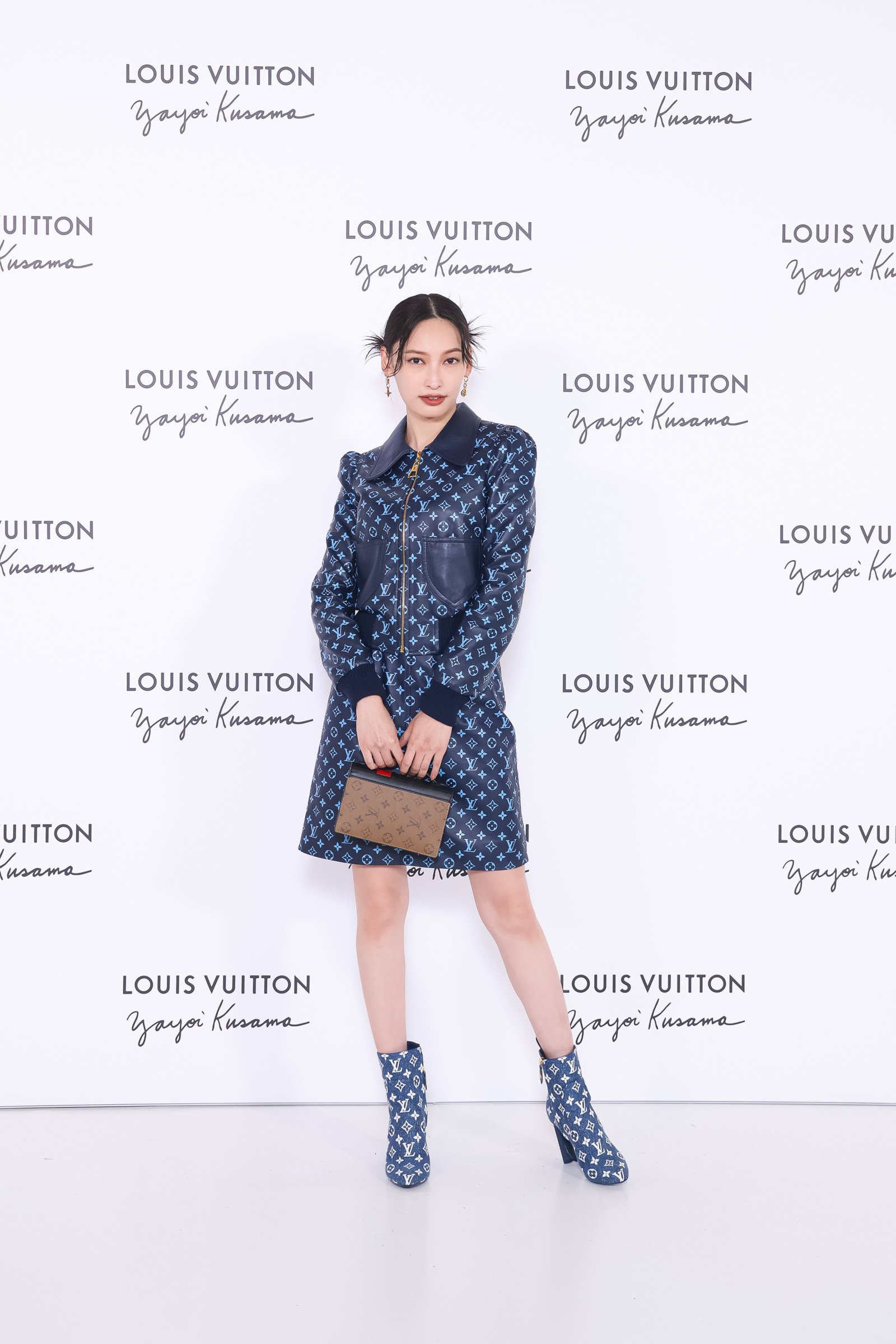 ポーズをとるモデル