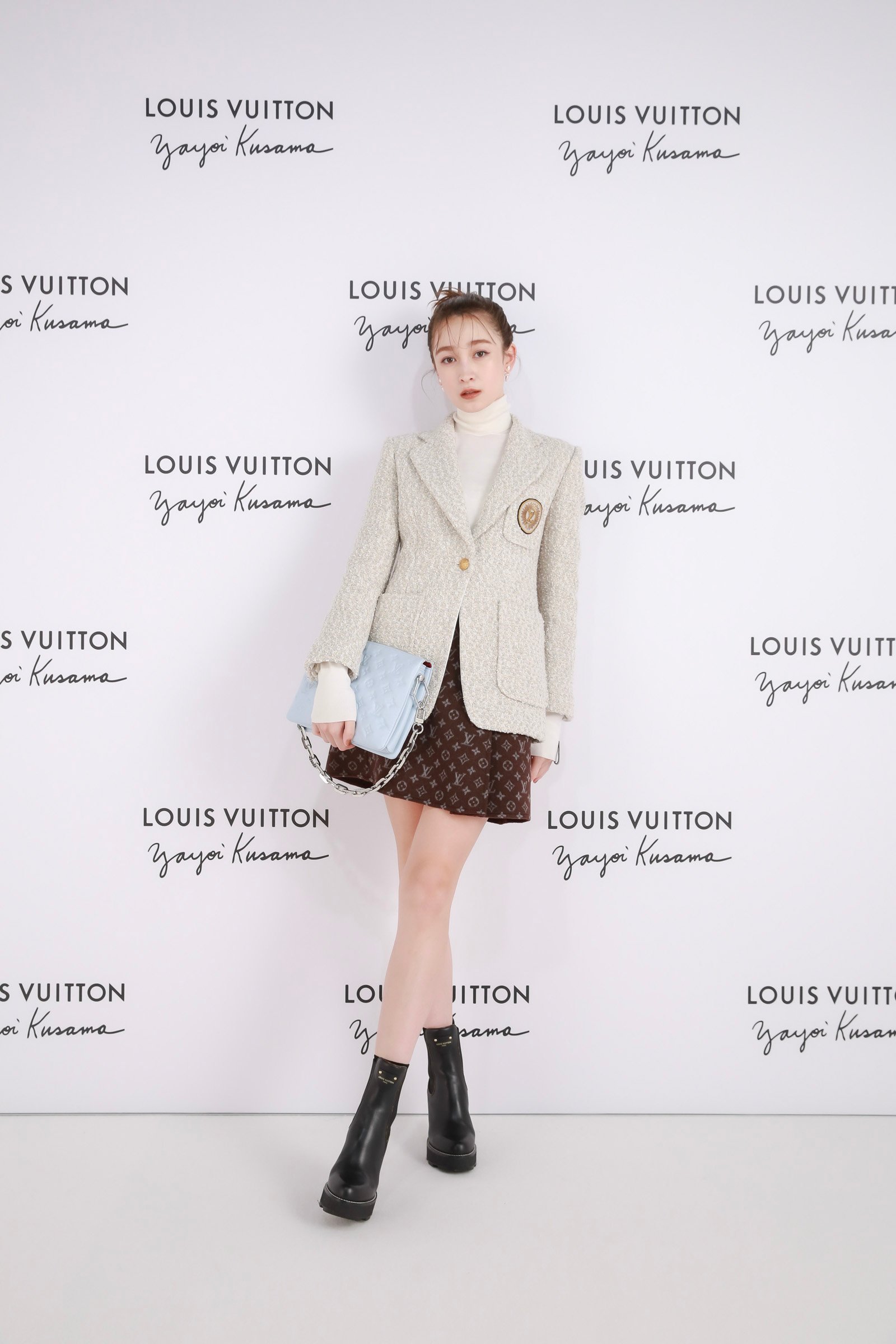 ポーズをとるモデル