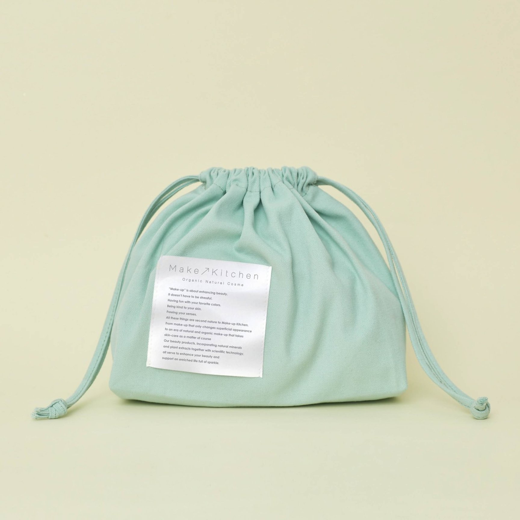 クリーム色の背景に置かれた巾着