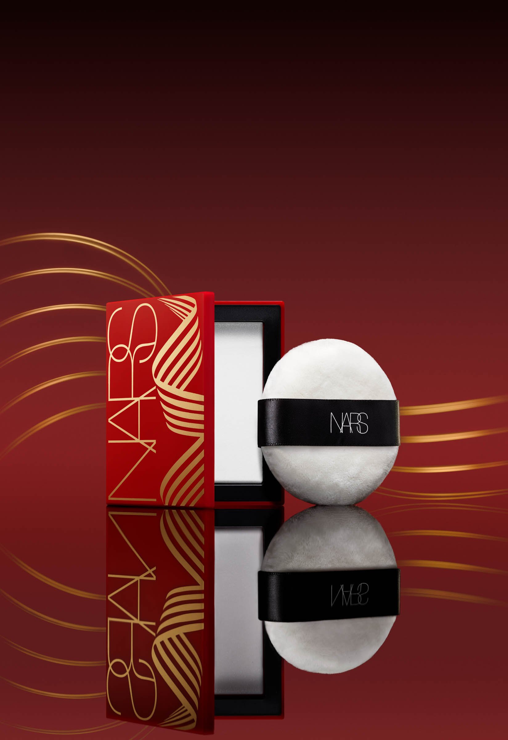 赤い背景に置かれたフェイスパウダー