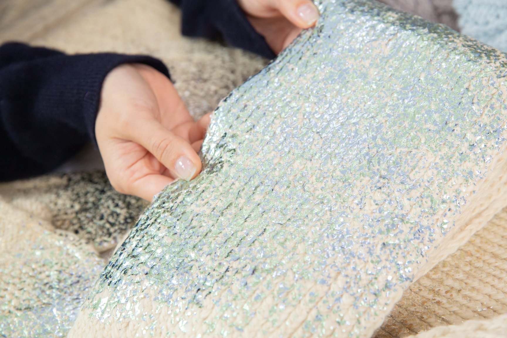 ブルーの箔付きマフラー