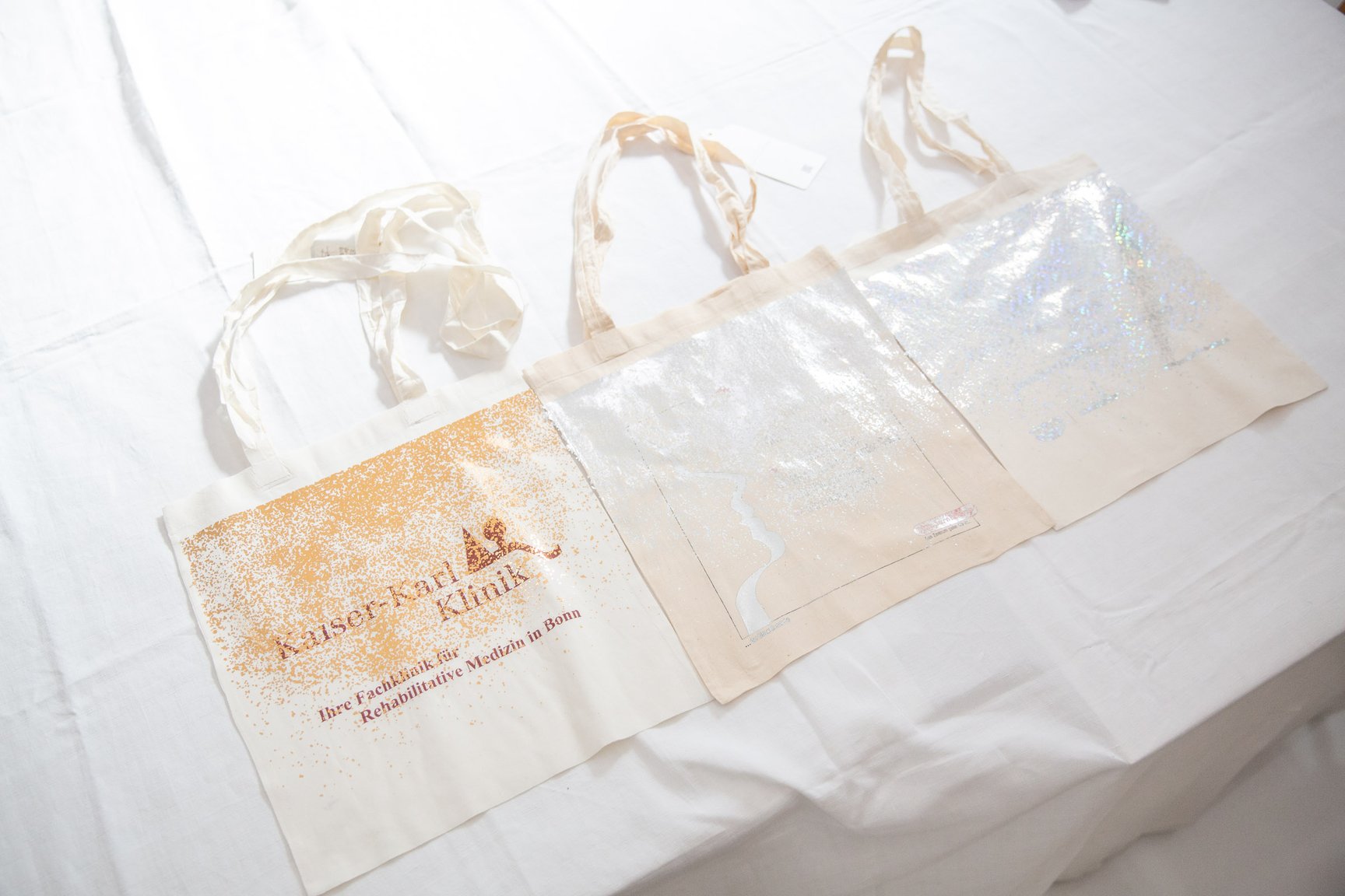 机に並べられたトートバッグ