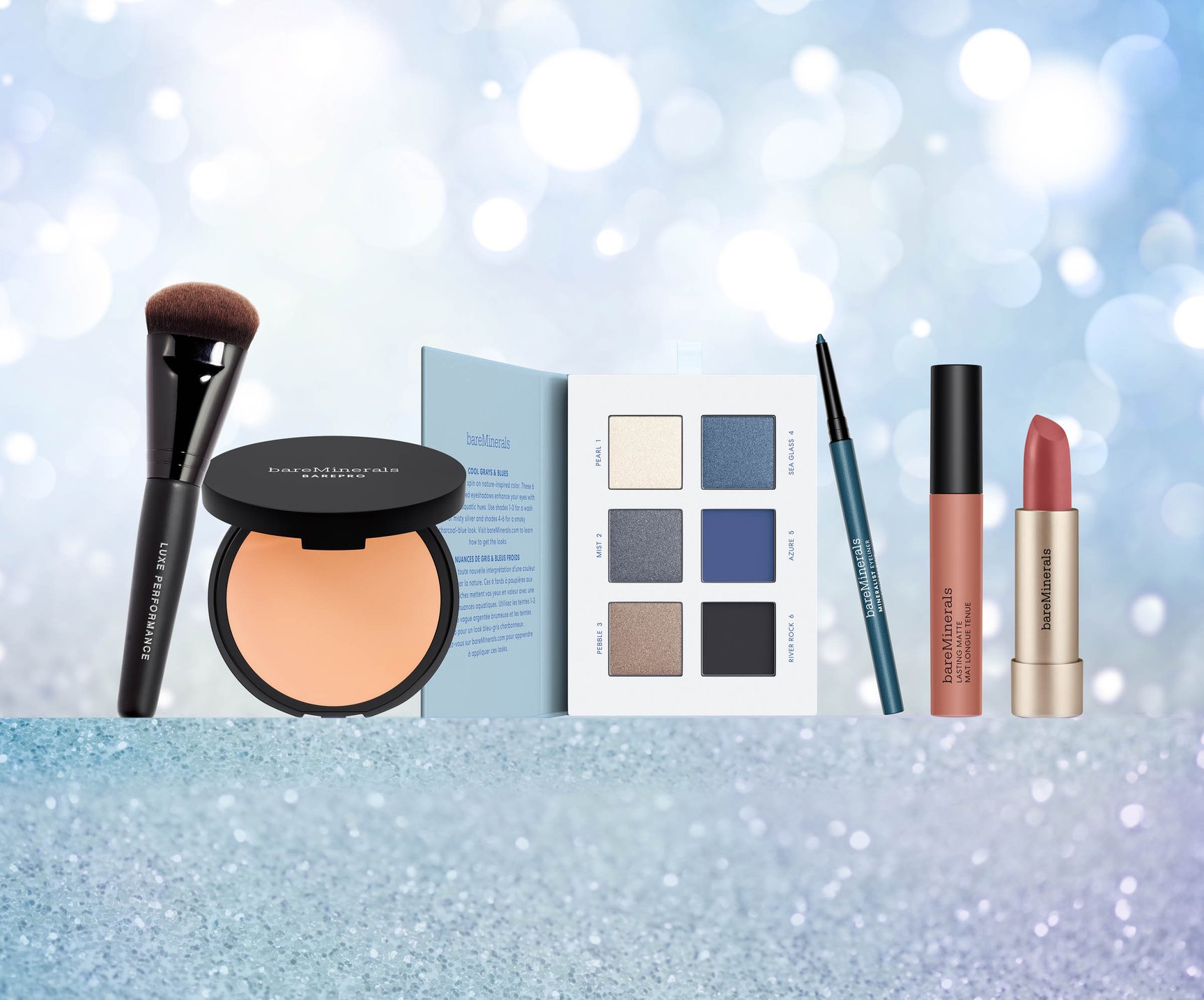 水色の背景に置かれたコスメキット