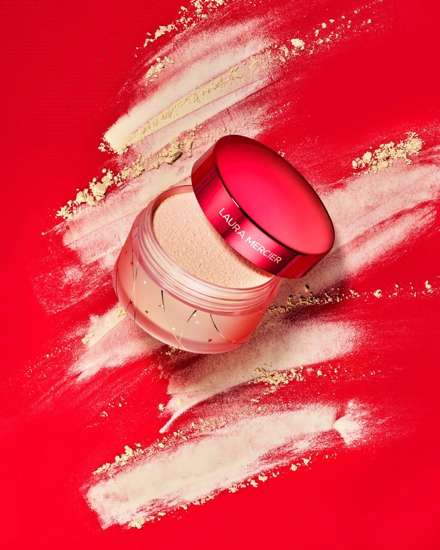 赤い背景に置かれたフェイスパウダー