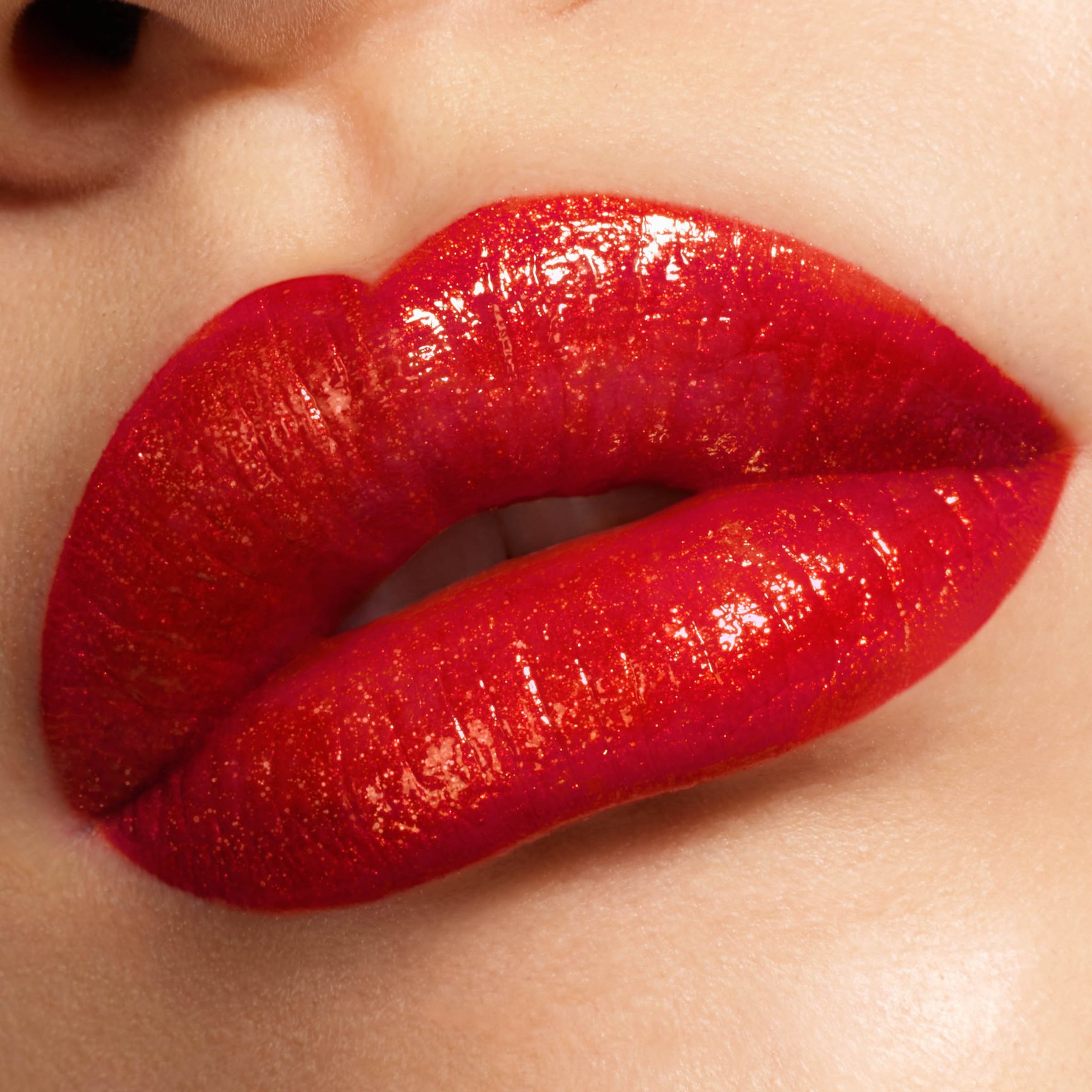 レッドリップを塗った唇