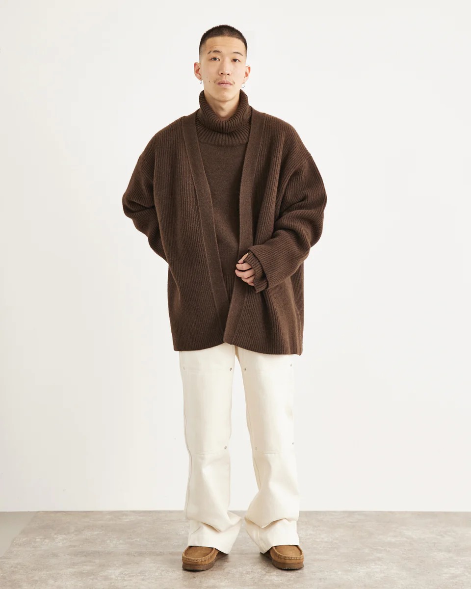 SEEALLのブラウンのオーバーカーディガンを着た男性