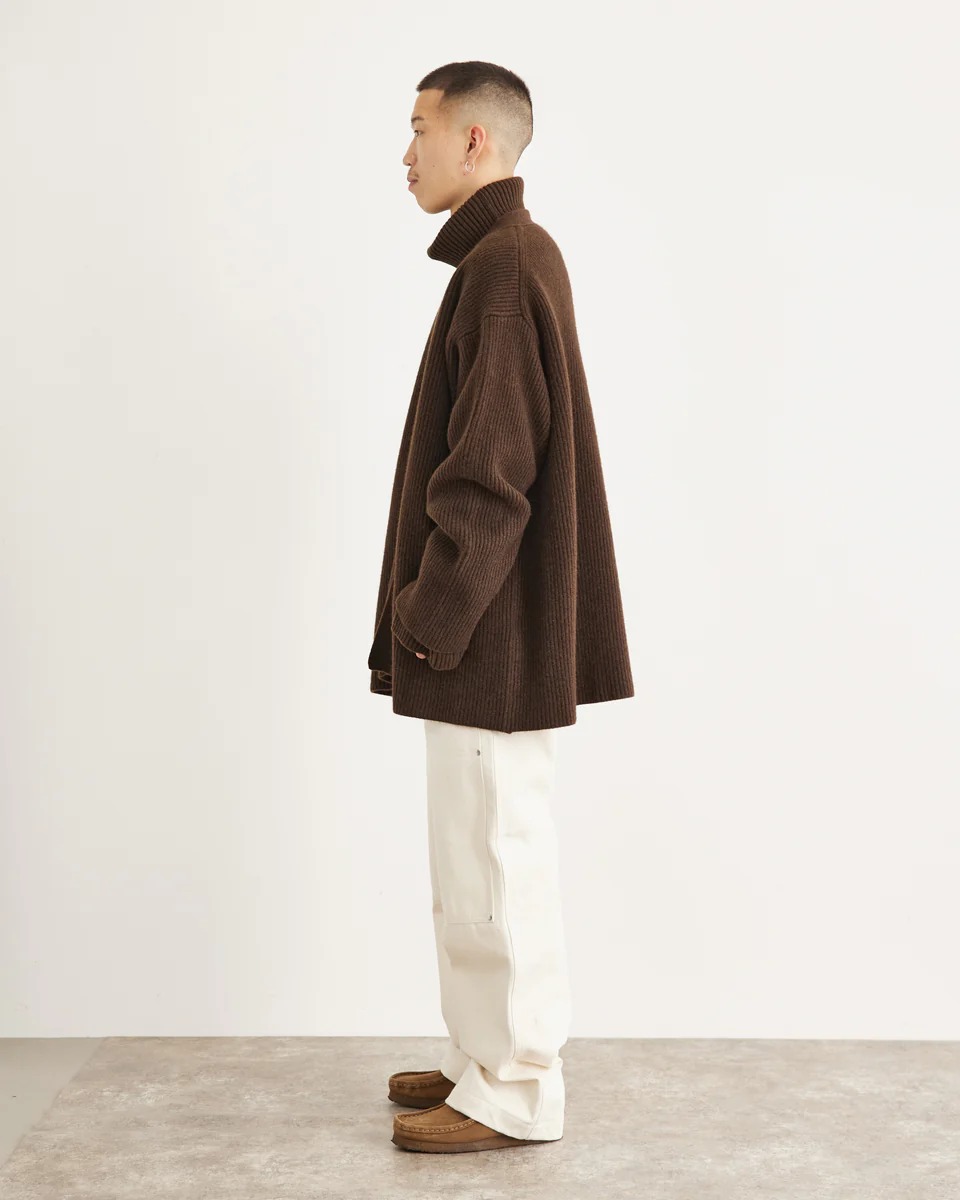 SEEALLのブラウンのオーバーカーディガンを着た男性