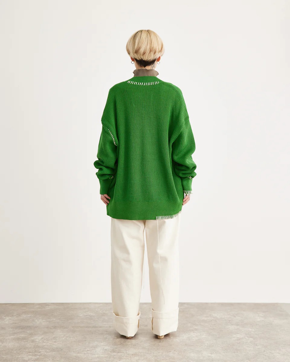 OUATのグリーンのカーディガンを着た女性