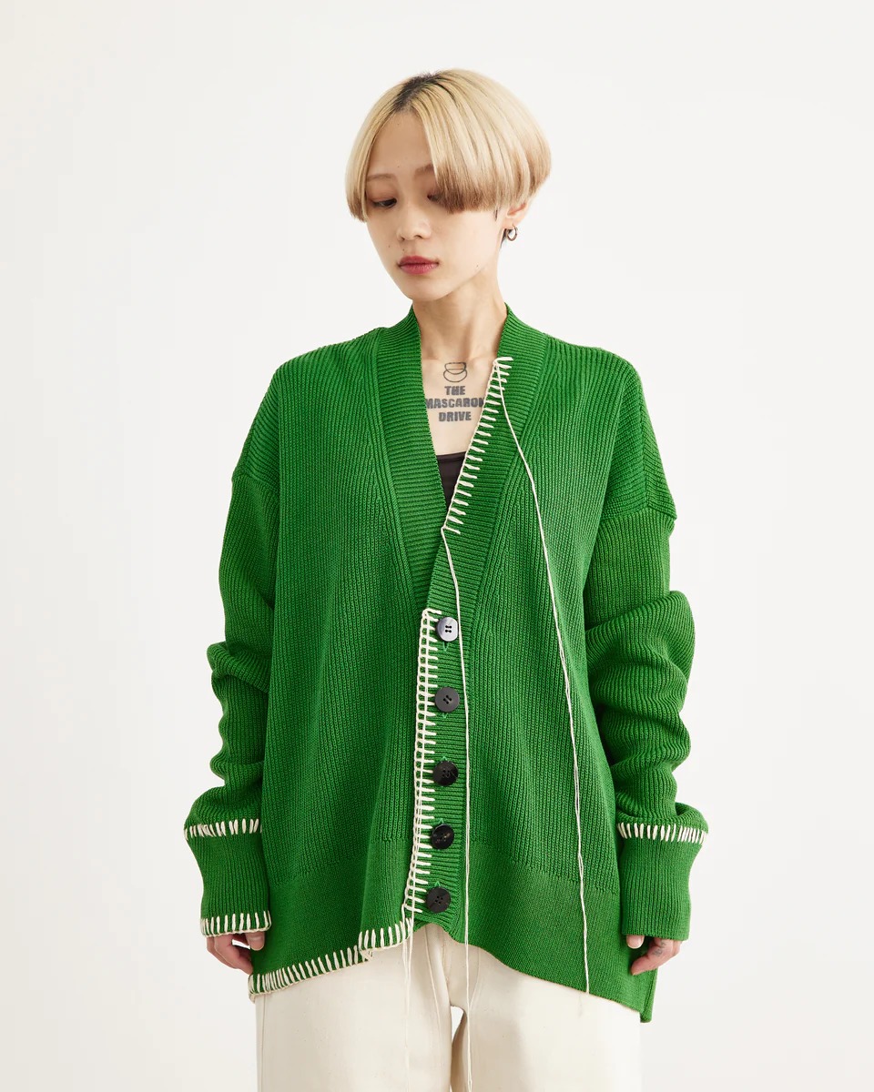 OUATのグリーンのカーディガンを着た女性