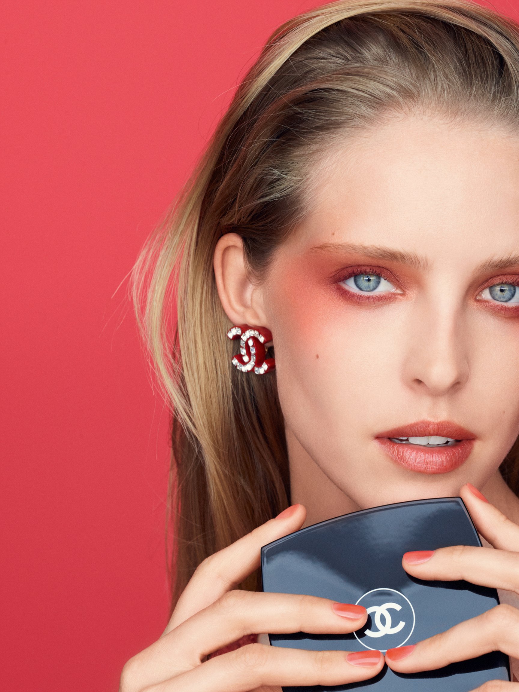 2023年夏コスメ】シャネル：大胆なレッドのアイシャドウやネイル