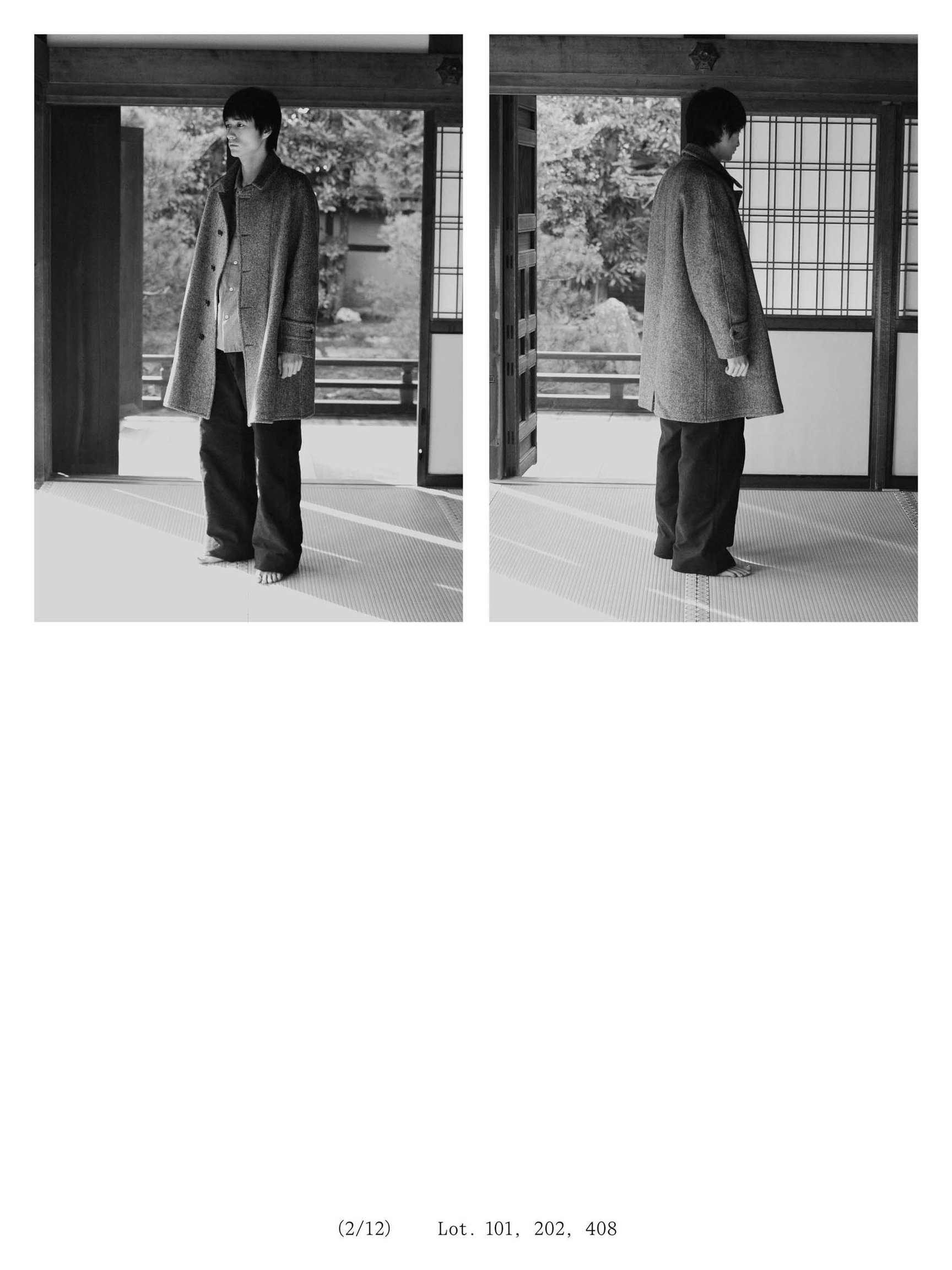 立っている男性のモノクロ写真