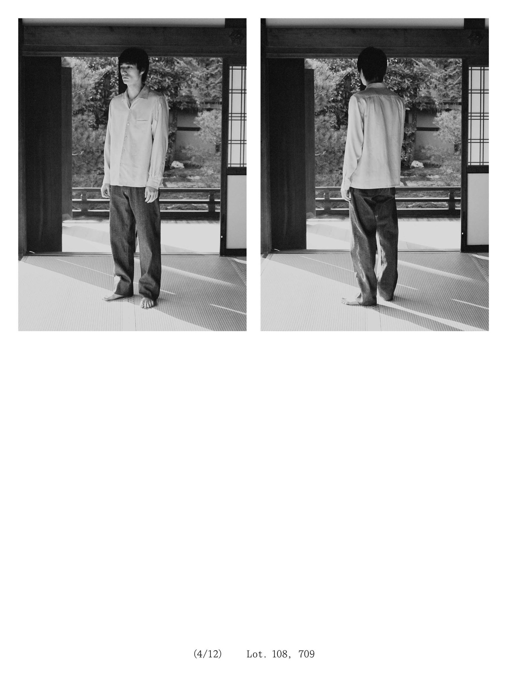 立っている男性のモノクロ写真