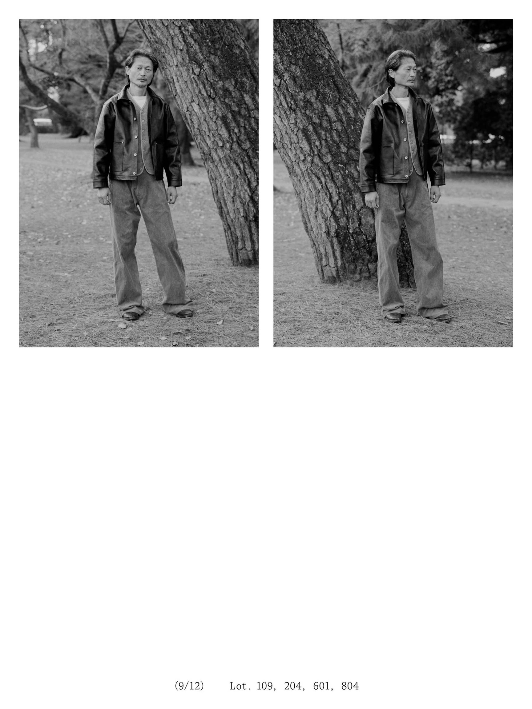 立っている男性のモノクロ写真